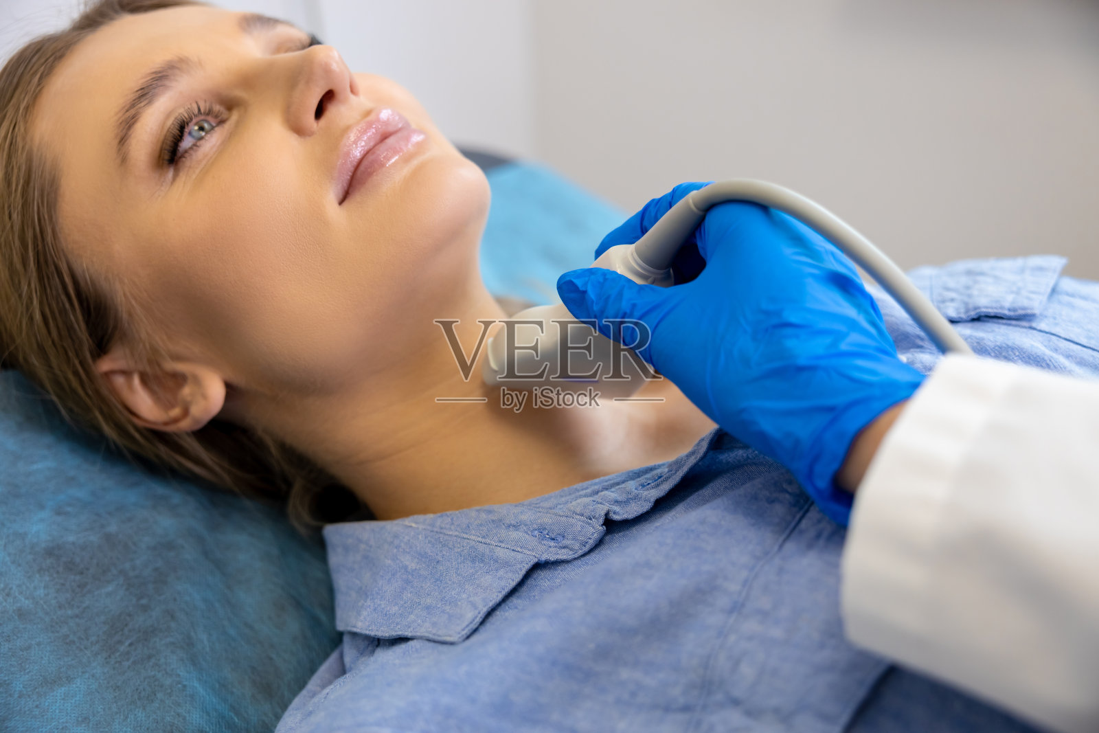 医生在诊所给病人做超声检查照片摄影图片