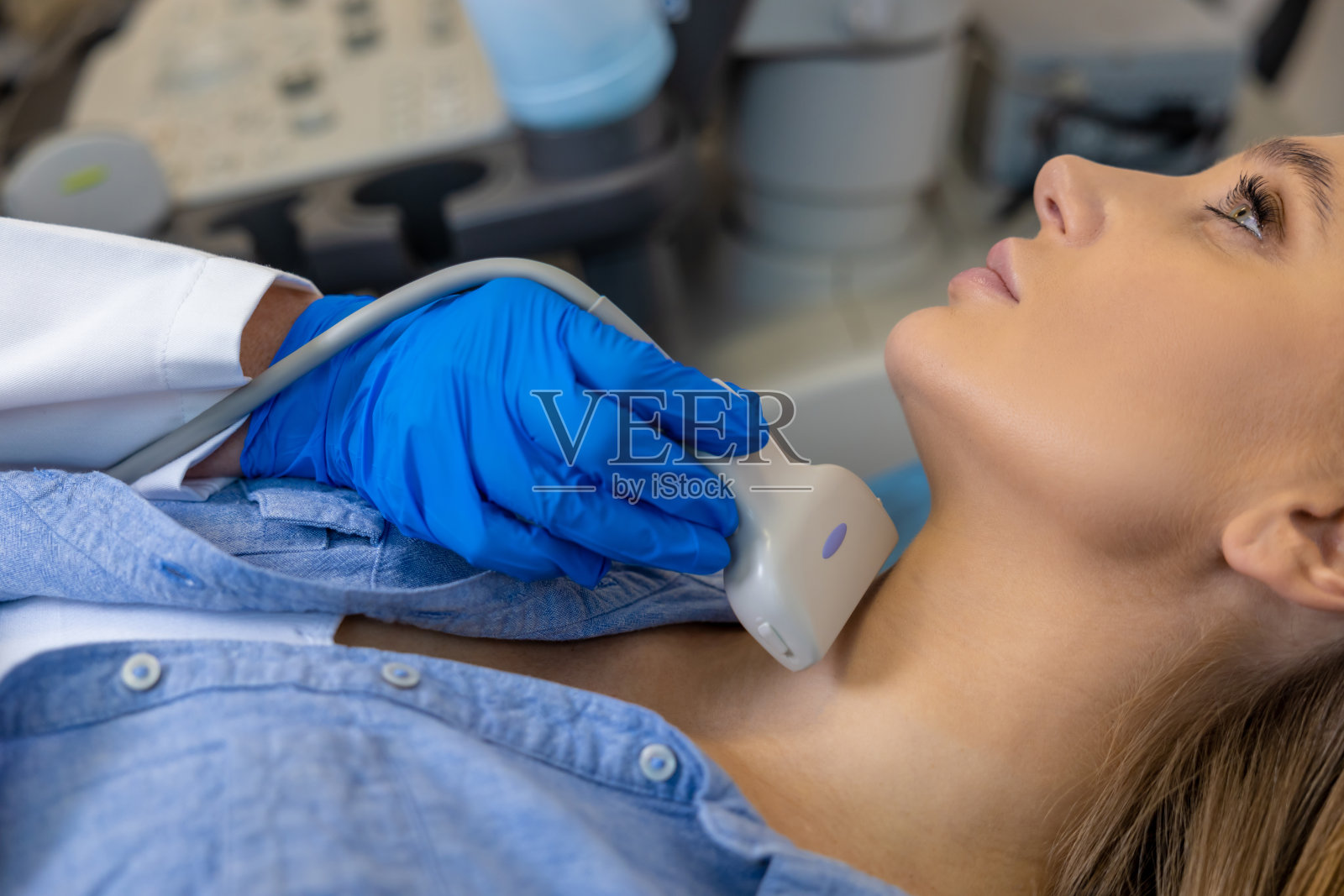 一名年轻女子正在接受甲状腺超声检查照片摄影图片