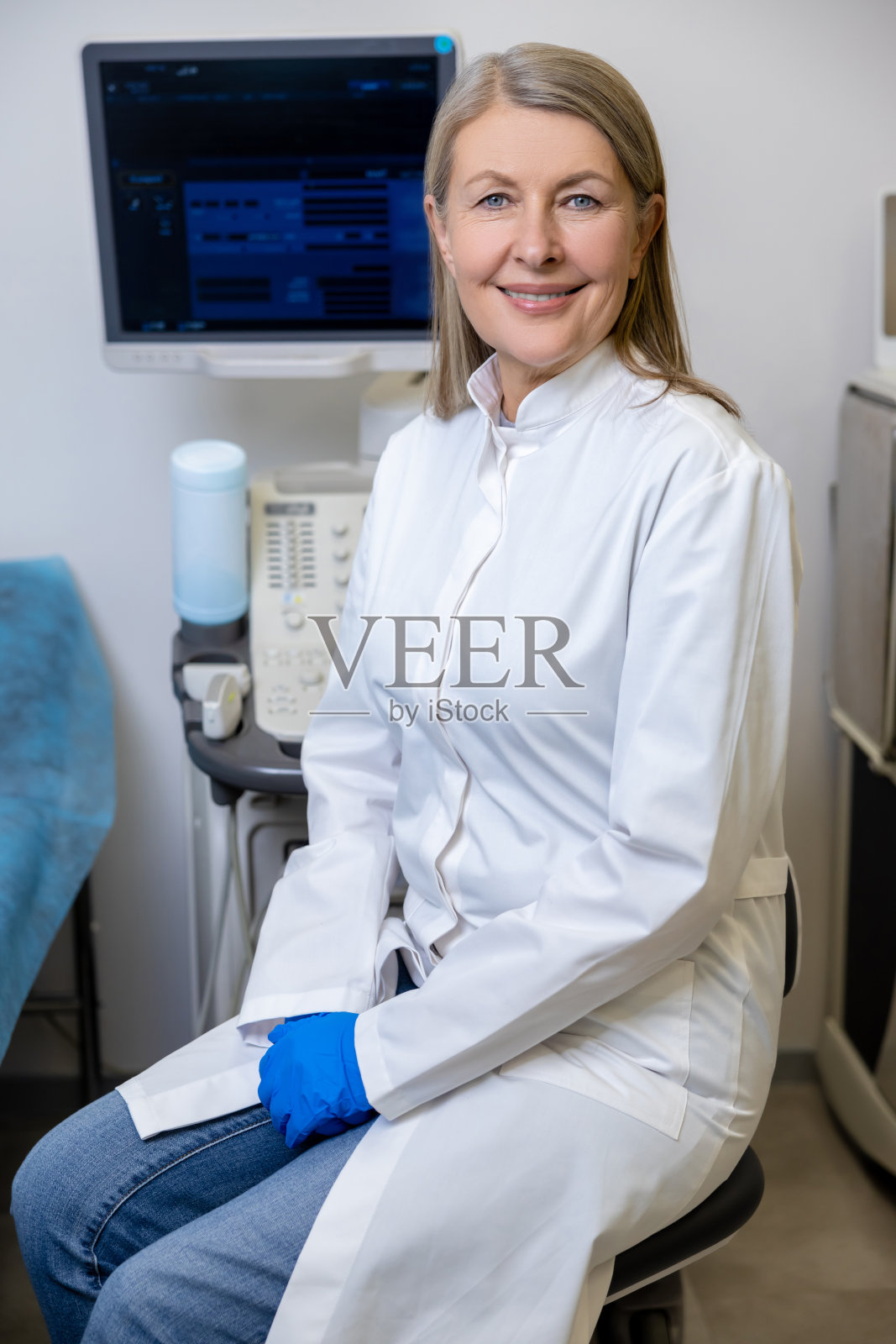 女医生在诊所等待病人做超声检查照片摄影图片