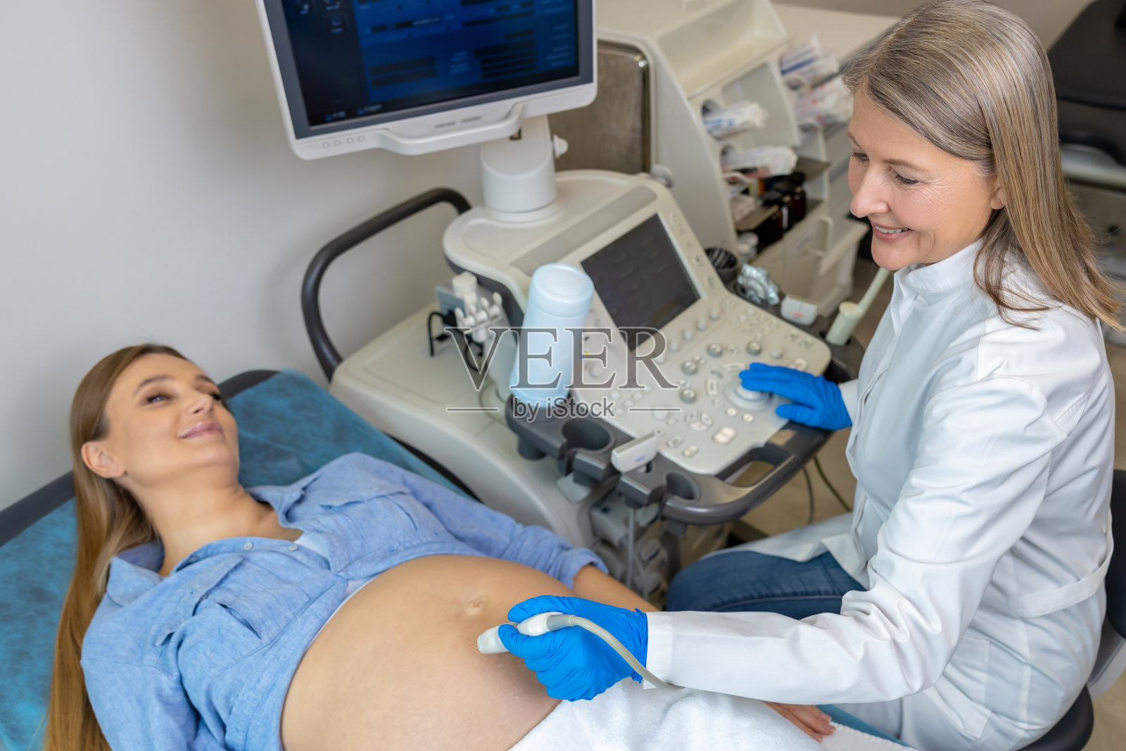 妊娠晚期临床超声检查的孕妇照片摄影图片