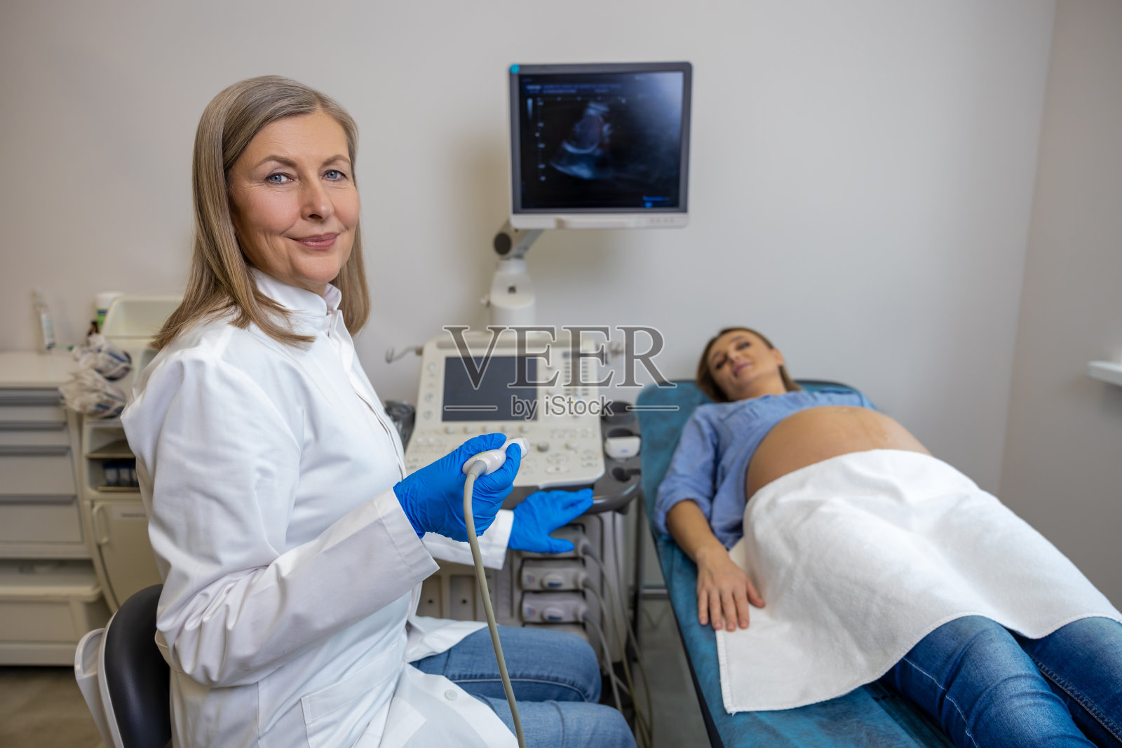 孕妇躺在诊所的沙发上做超声检查照片摄影图片
