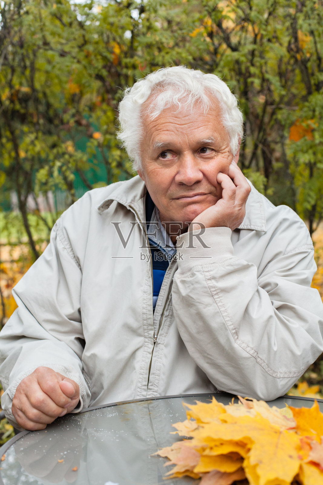 白头发的白人老头画像。爷爷，老人，脸上有很多皱纹的老人，独自坐在秋天的公园或花园外面照片摄影图片