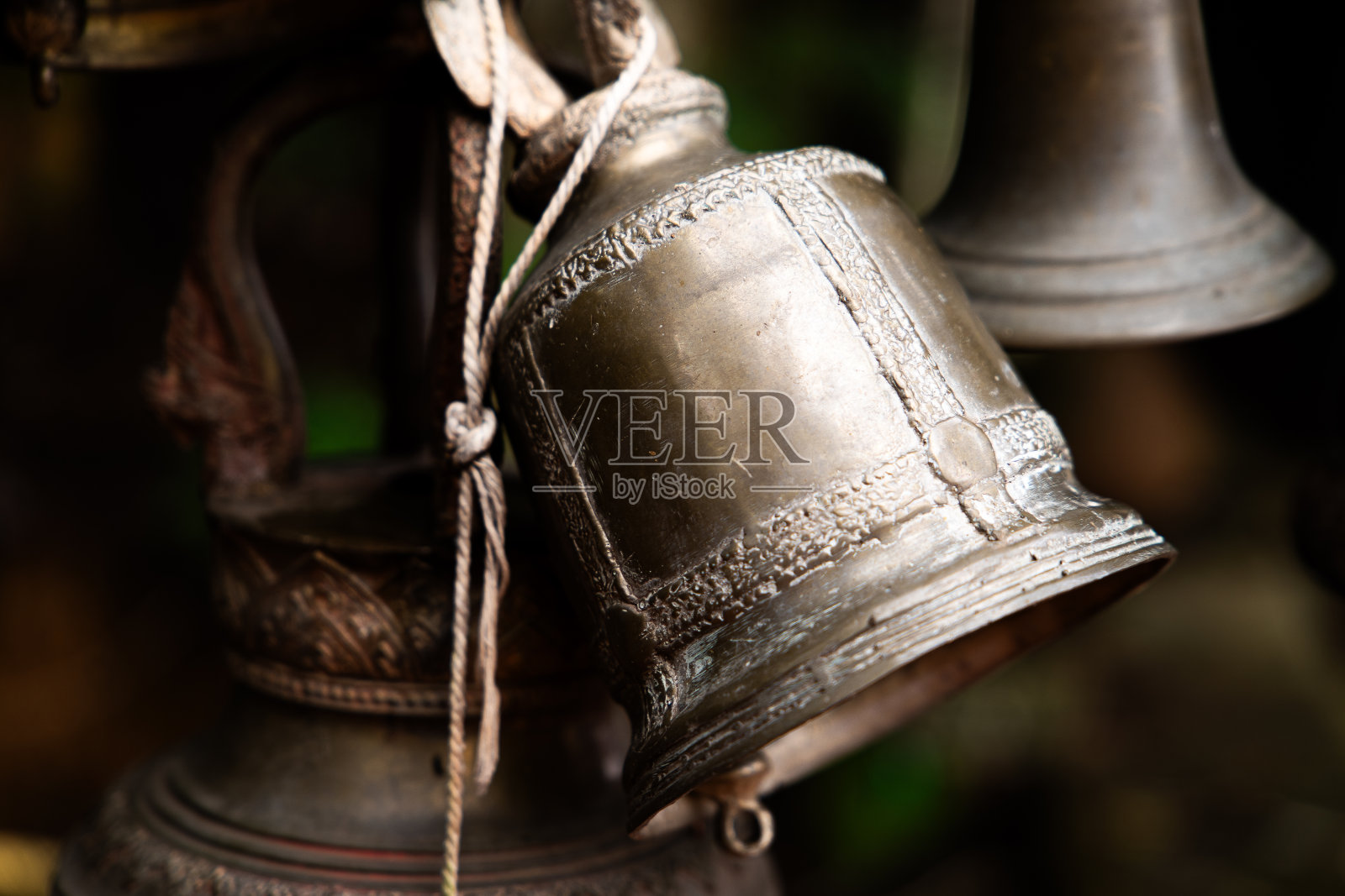 佛教寺庙里悬挂的古铜钟照片摄影图片