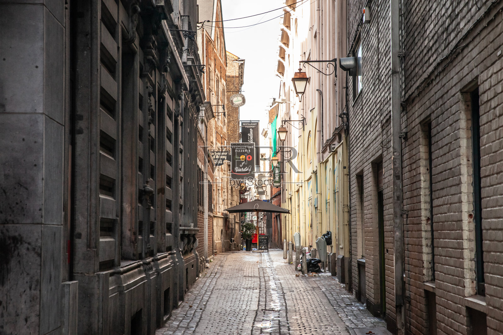 阿迈街,列日市中心一条黑暗的腐朽步行街,老建筑的立面准备在房地产业务中进行翻新。照片摄影图片