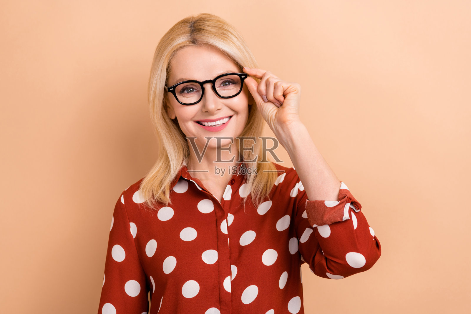 有吸引力的漂亮女工肖像戴上新眼镜试眼镜眼镜眼科医生会诊隔离米色背景照片摄影图片