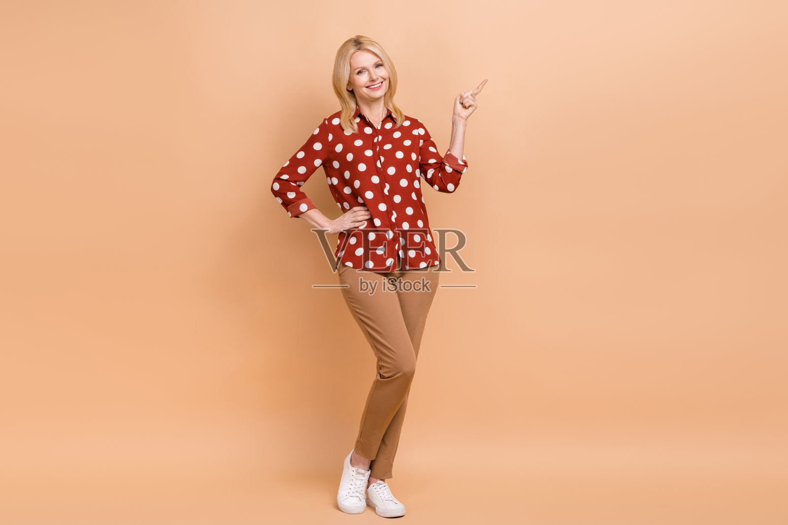 漂亮老人的全尺寸照片表明手指空白空间新闻孤立在米色背景照片摄影图片