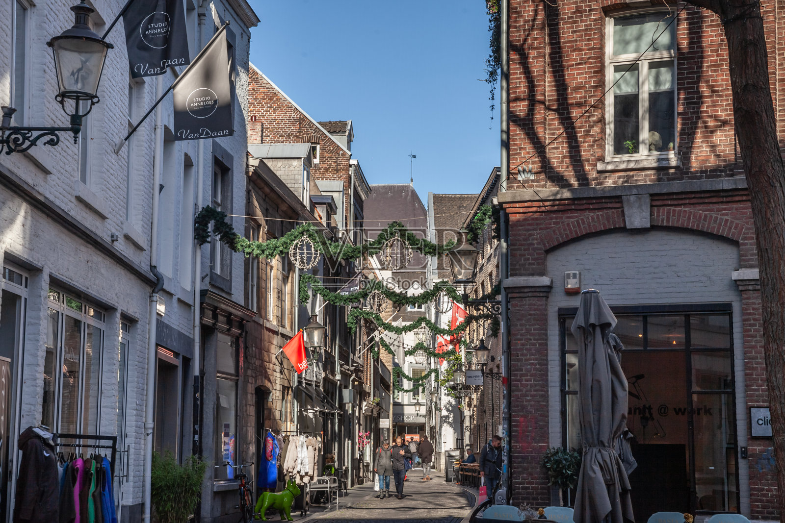 马斯特里赫特市中心Grote Straat大街上的购物者全景图,这条步行街被商店和商店包围。照片摄影图片