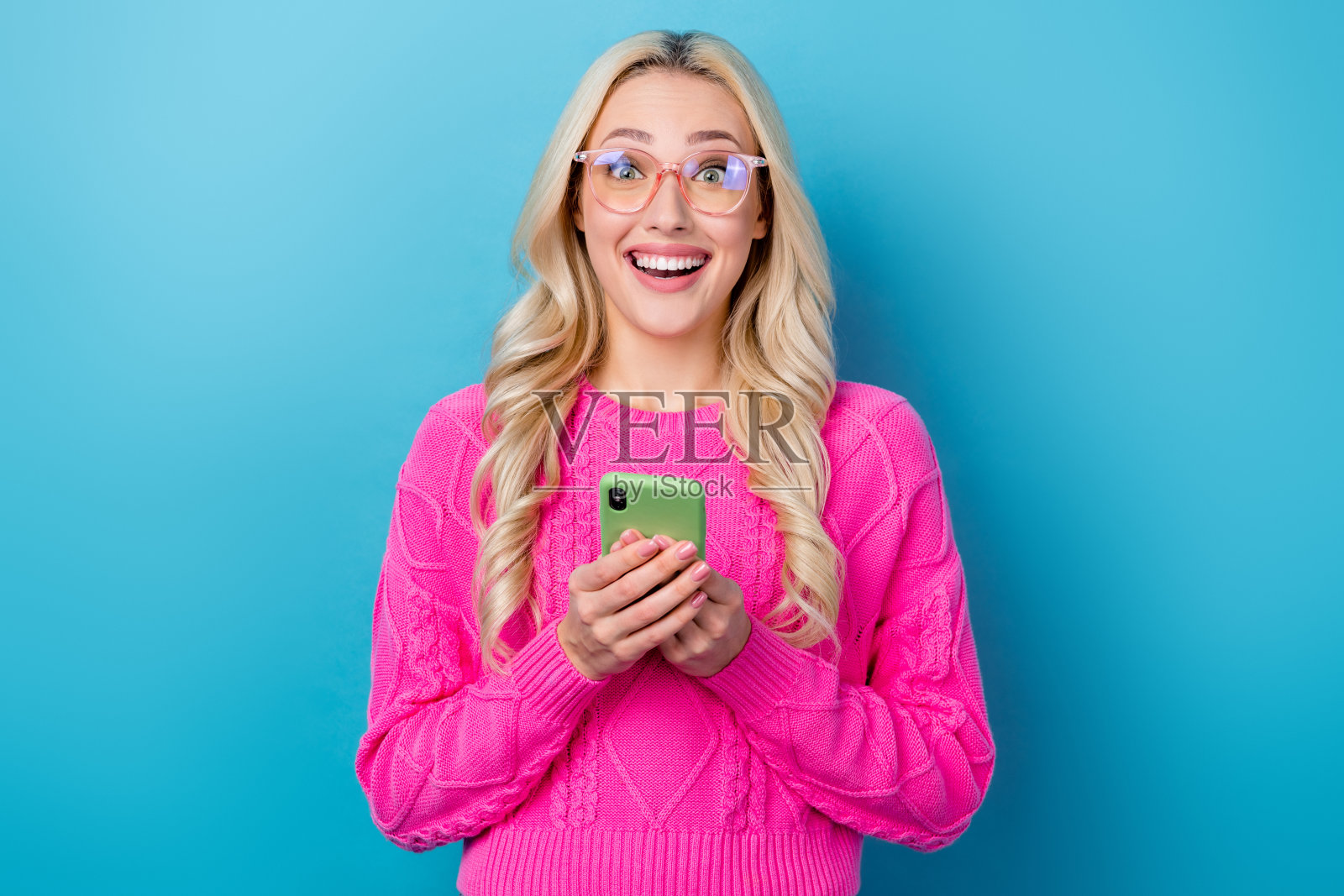 照片可爱的兴奋的女士戴粉红色毛衣眼镜得到信息现代设备孤立的蓝色背景照片摄影图片