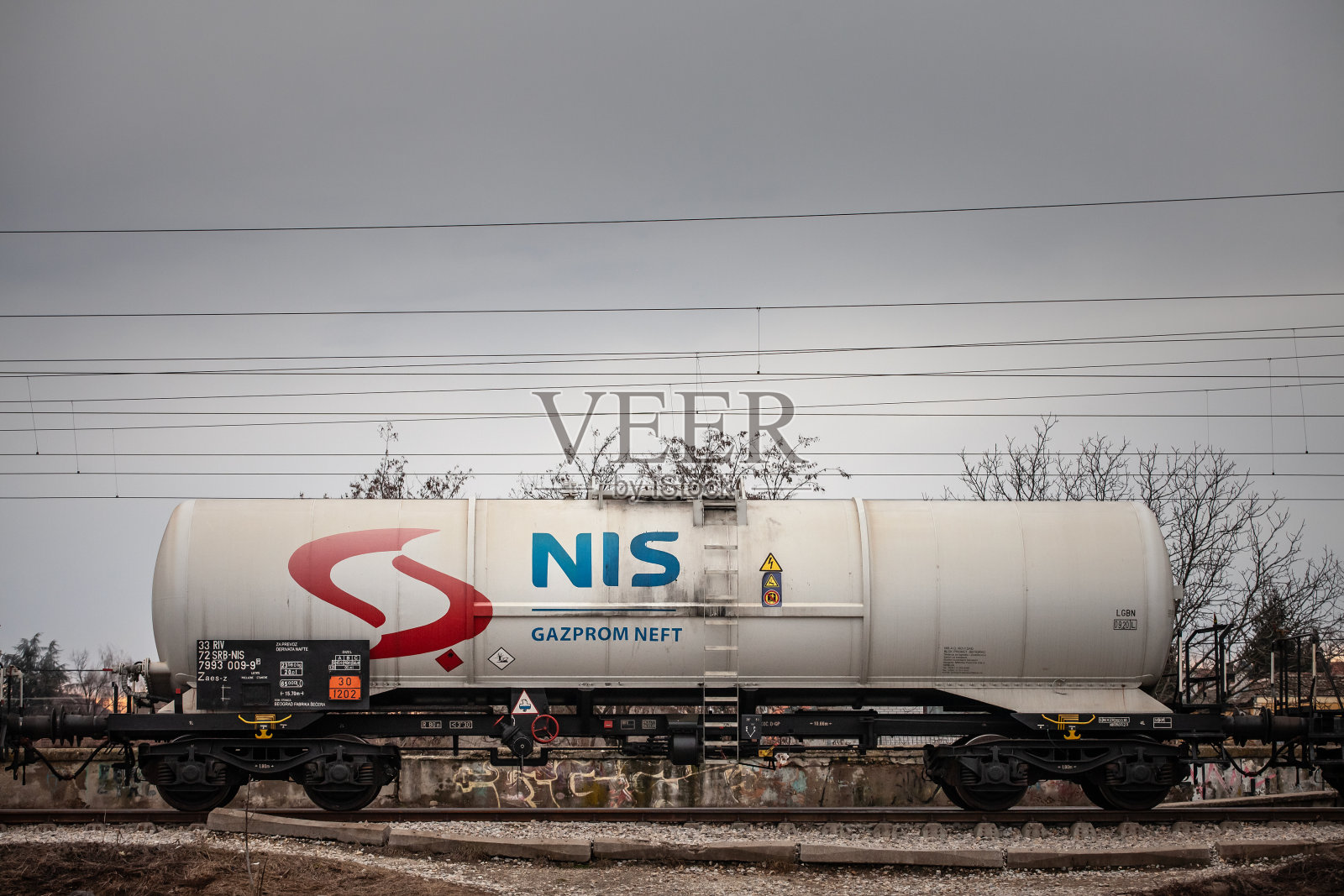 在潘切沃的一个工业区，从Nafta Industrija Srbije开出的水箱货车。NIS是一家塞尔维亚跨国石油和天然气公司，是俄罗斯天然气工业股份公司的一部分。照片摄影图片