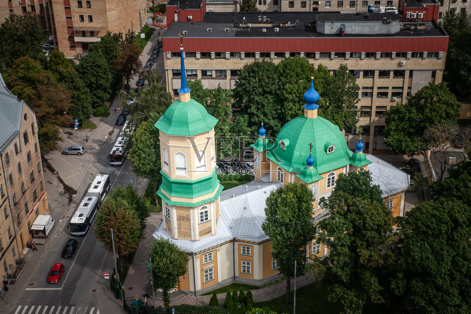 俄罗斯东正教教堂在里加的鸟瞰图，被称为圣母报喜教堂或Vissvetas Dievmates Pasludinasanas pareizticigo baznica。照片摄影图片