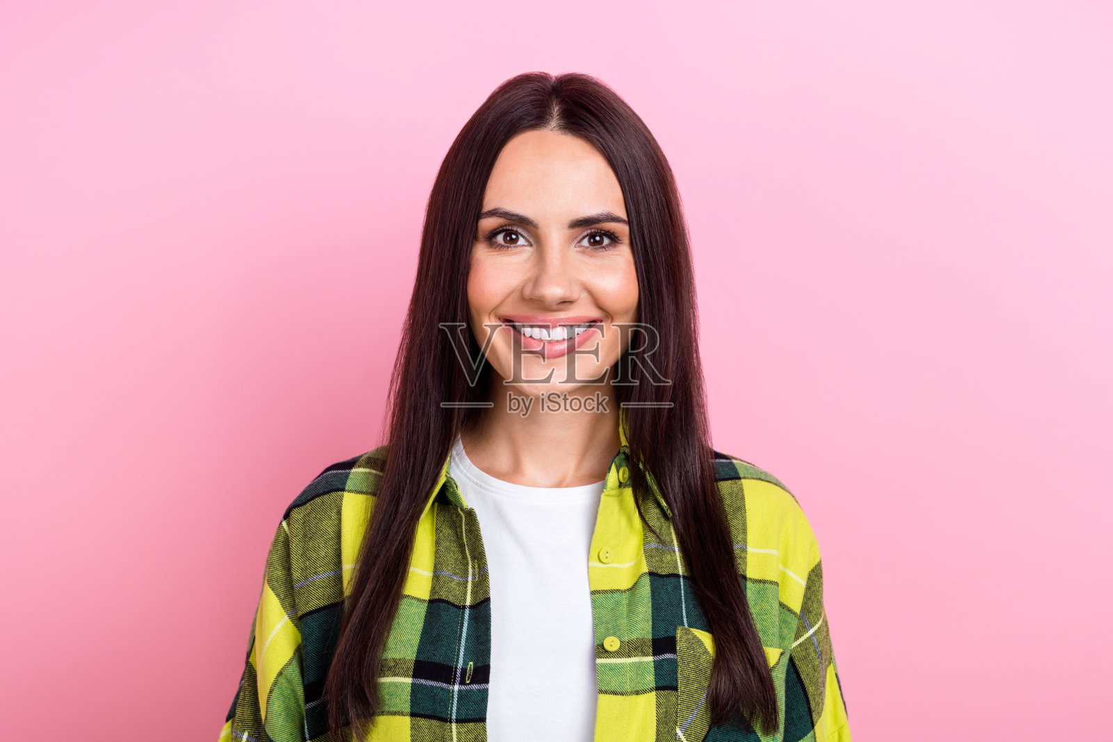 照片的华丽漂亮积极的女孩与直发穿着格子衬衫牙齿微笑孤立的粉红色背景照片摄影图片