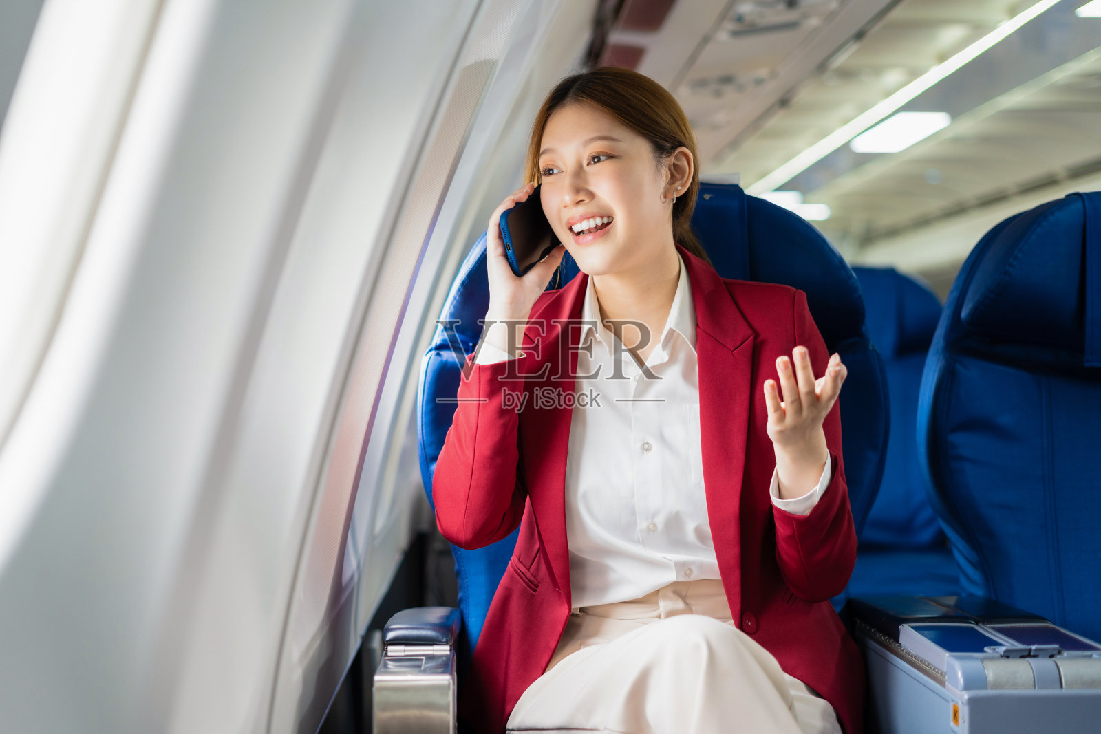 飞机，旅行和商人的肖像在笔记本电脑和智能手机上工作，而坐在飞机上。照片摄影图片