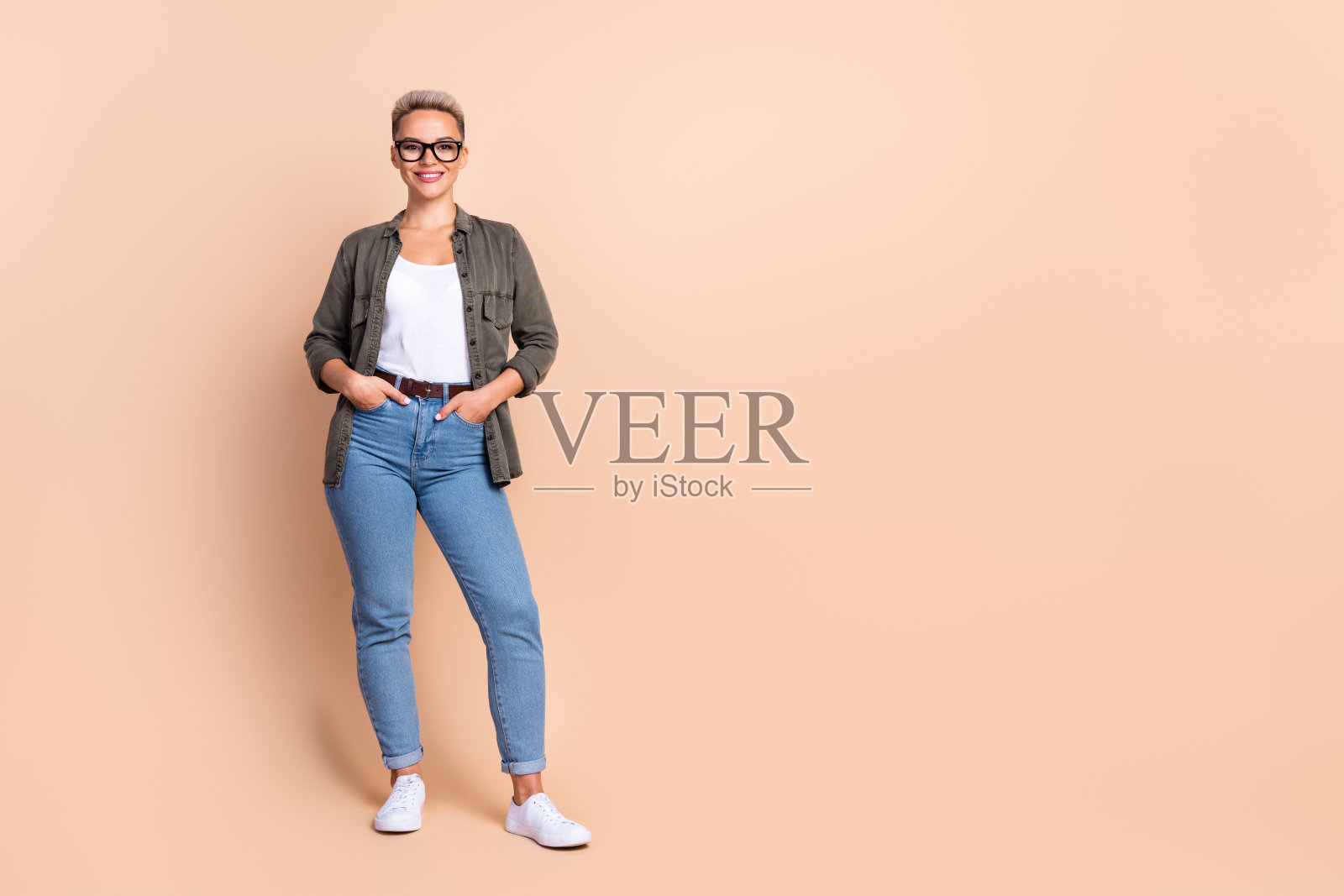 全尺寸肖像开朗迷人的女经济学家把双手口袋空的空间隔离在米色背景照片摄影图片