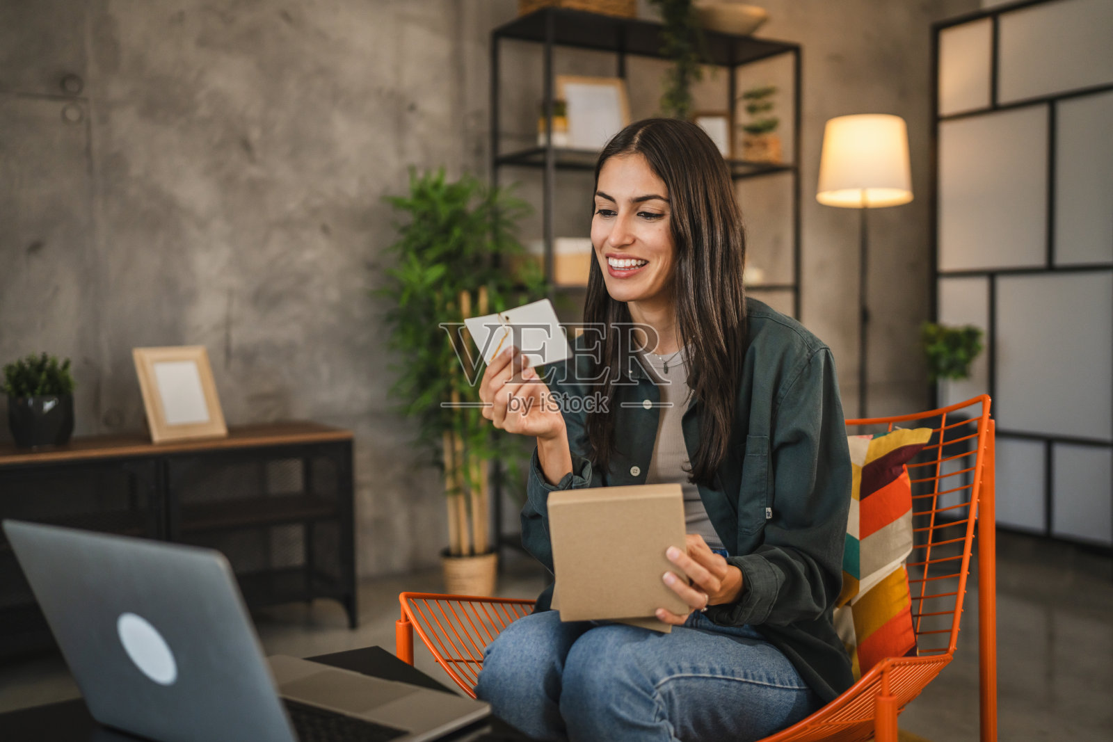 成年女性在笔记本电脑上读贺卡和视频通话照片摄影图片