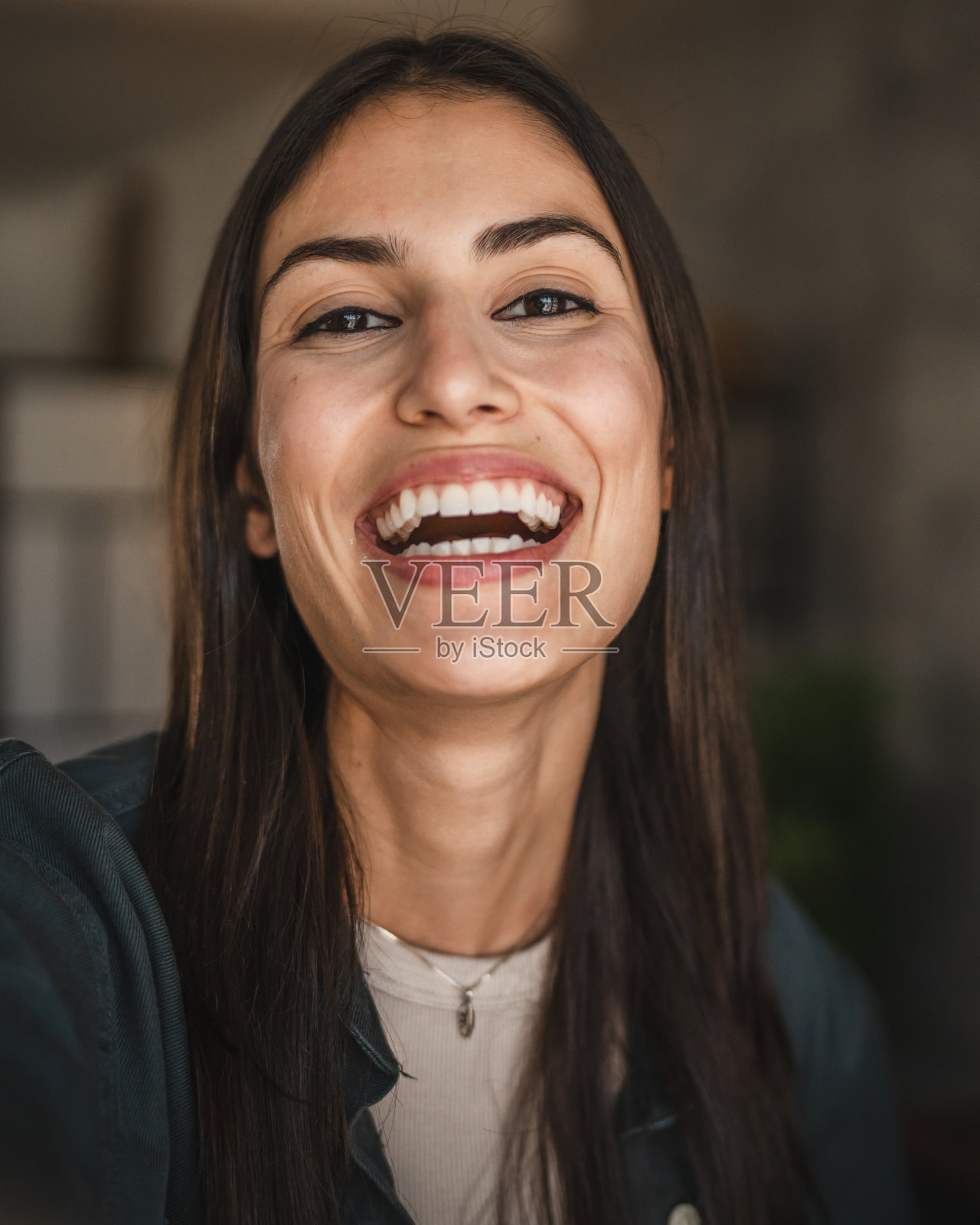 成年年轻女子的自画像，近距离站着微笑照片摄影图片