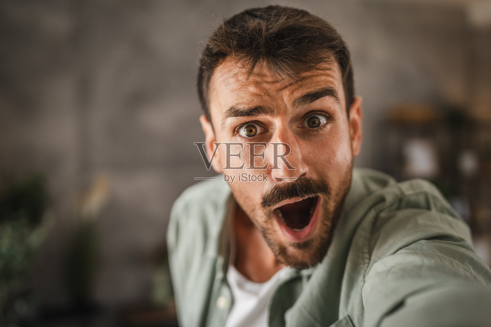 成人兴奋男子的自画像站在家里微笑照片摄影图片