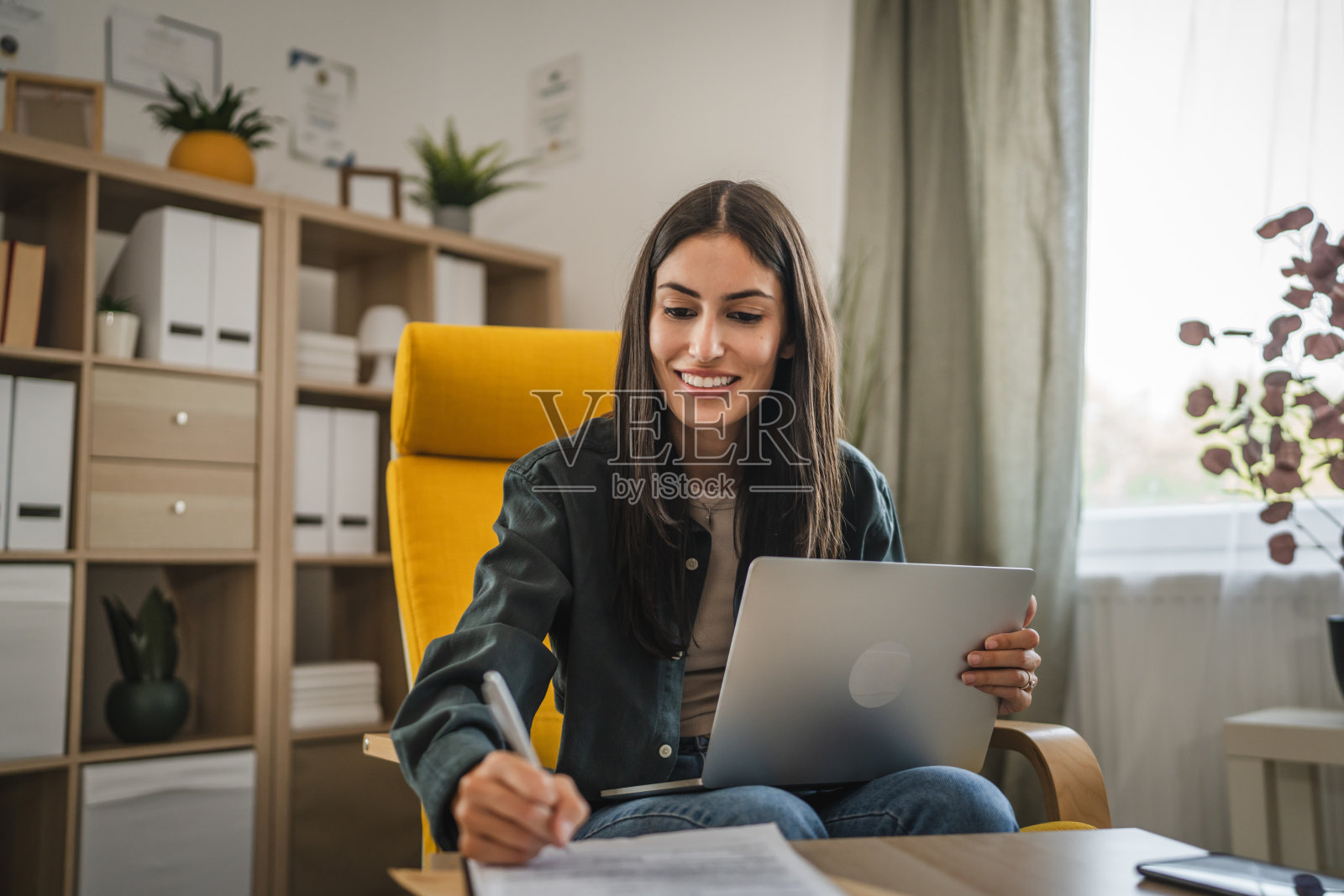 成年女性在家里的剪贴板上签署文件合同照片摄影图片