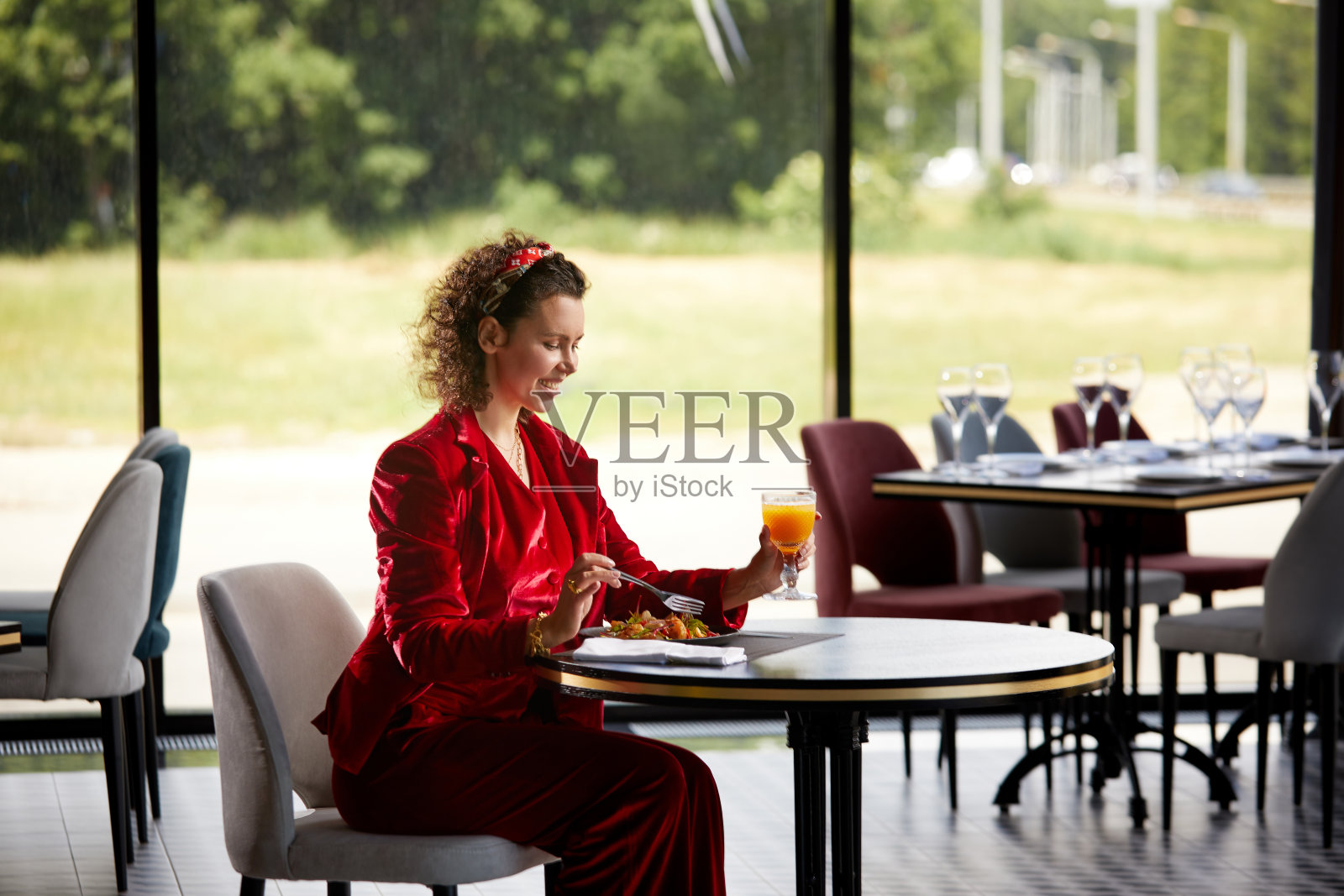 优雅的年轻女子午餐在豪华餐厅吃虾沙拉，健康的生活方式和饮食理念照片摄影图片
