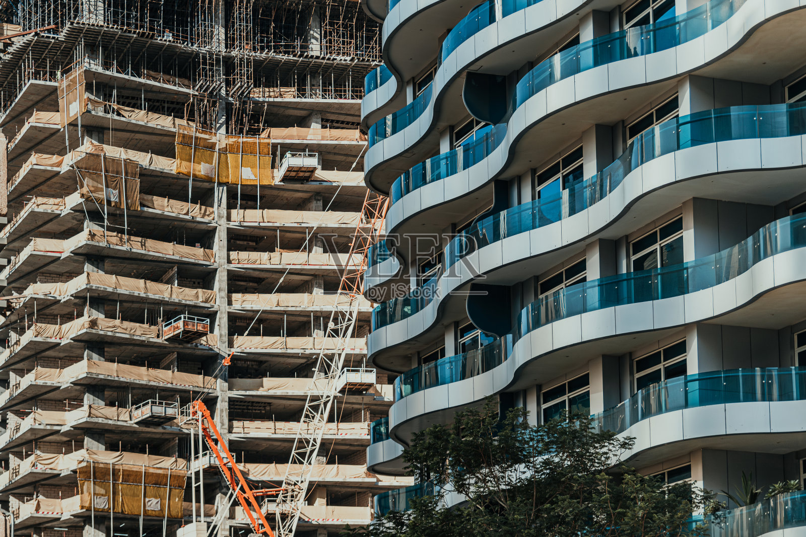 带起重机的公寓建筑工地照片摄影图片