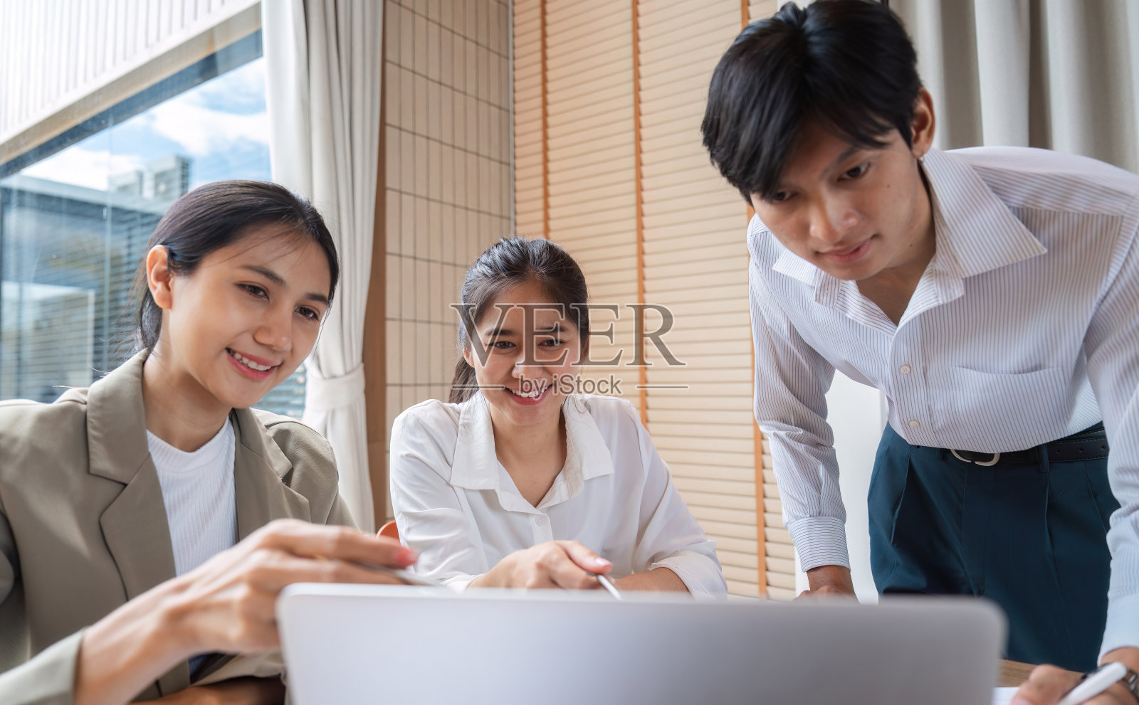 商务人士在现代办公环境中讨论和交流创新理念照片摄影图片