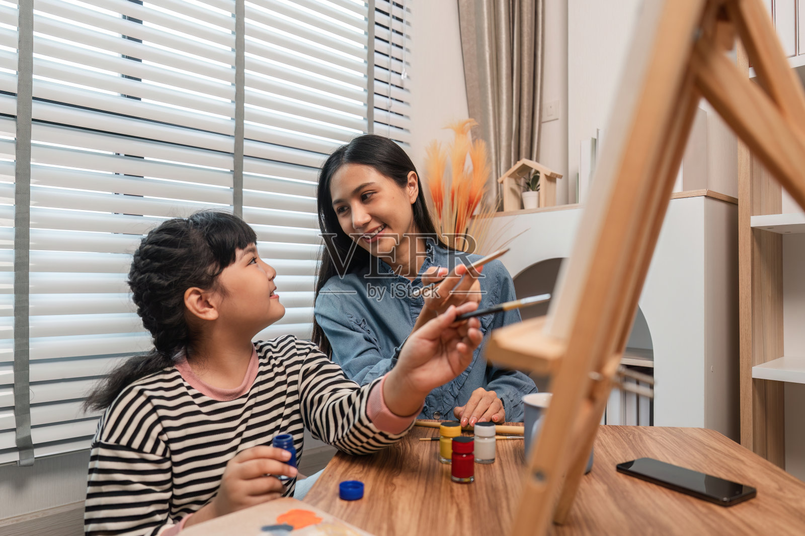 母亲和女儿在一个舒适和创造性的环境中享受在家里一起画画的美好时光照片摄影图片