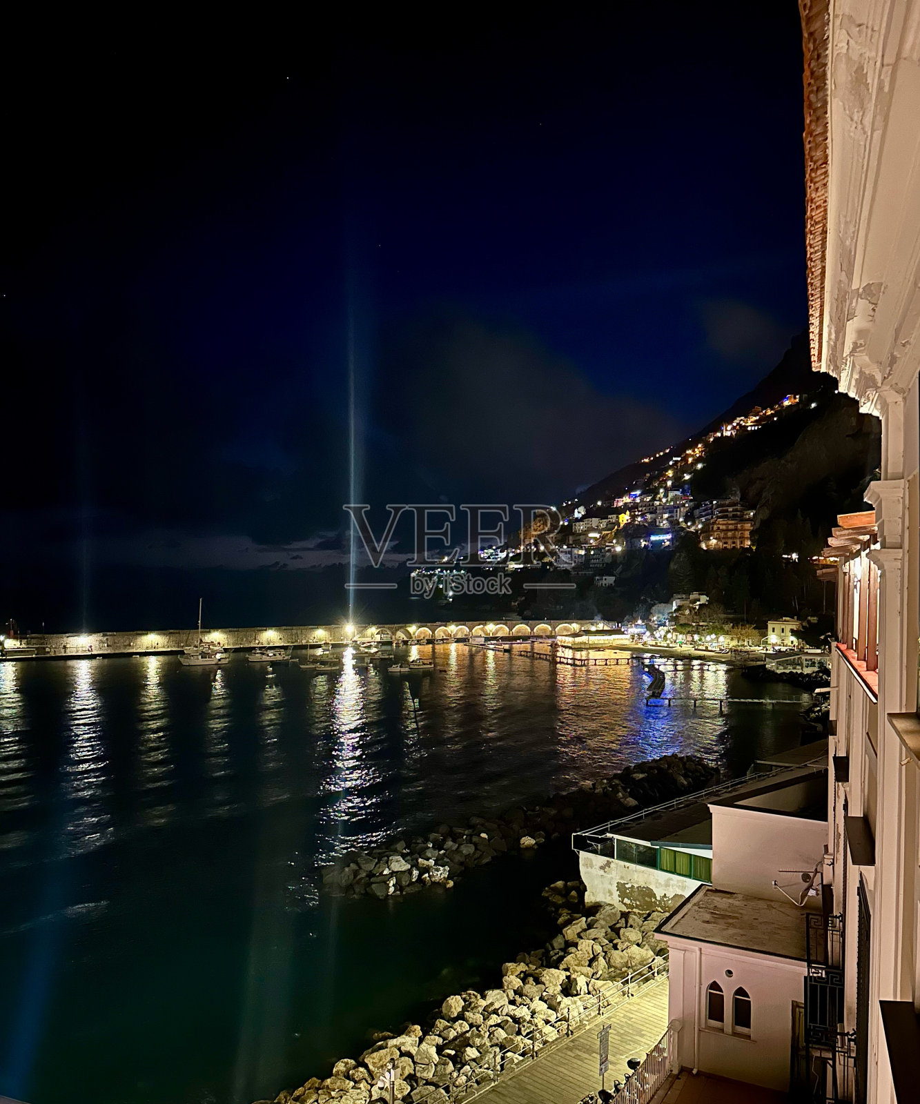 从酒店阳台俯瞰意大利阿马尔菲海岸线照片摄影图片