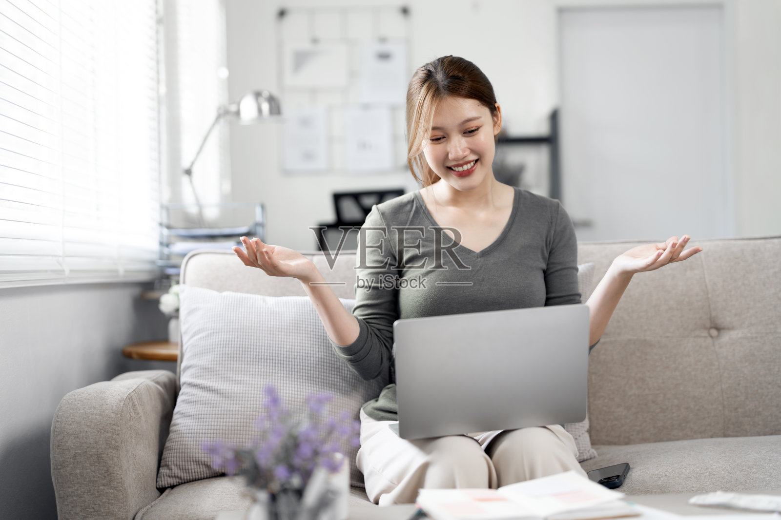 年轻的亚洲女商人在家里工作，与同事商务人士进行虚拟视频会议，在线工作，照片摄影图片