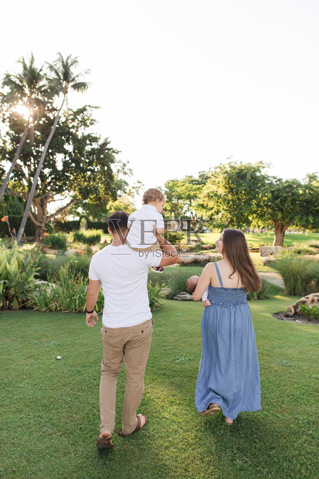 2024年夏季在佛罗里达州棕榈滩的冥想花园中，一家四口新生儿的温馨家庭生活照，享受美好时光照片摄影图片