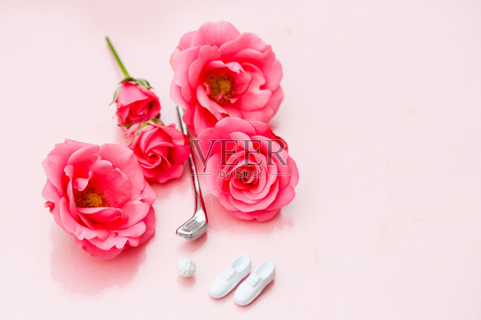 高尔夫球手的生日贺卡，带高尔夫球的高尔夫鞋照片摄影图片