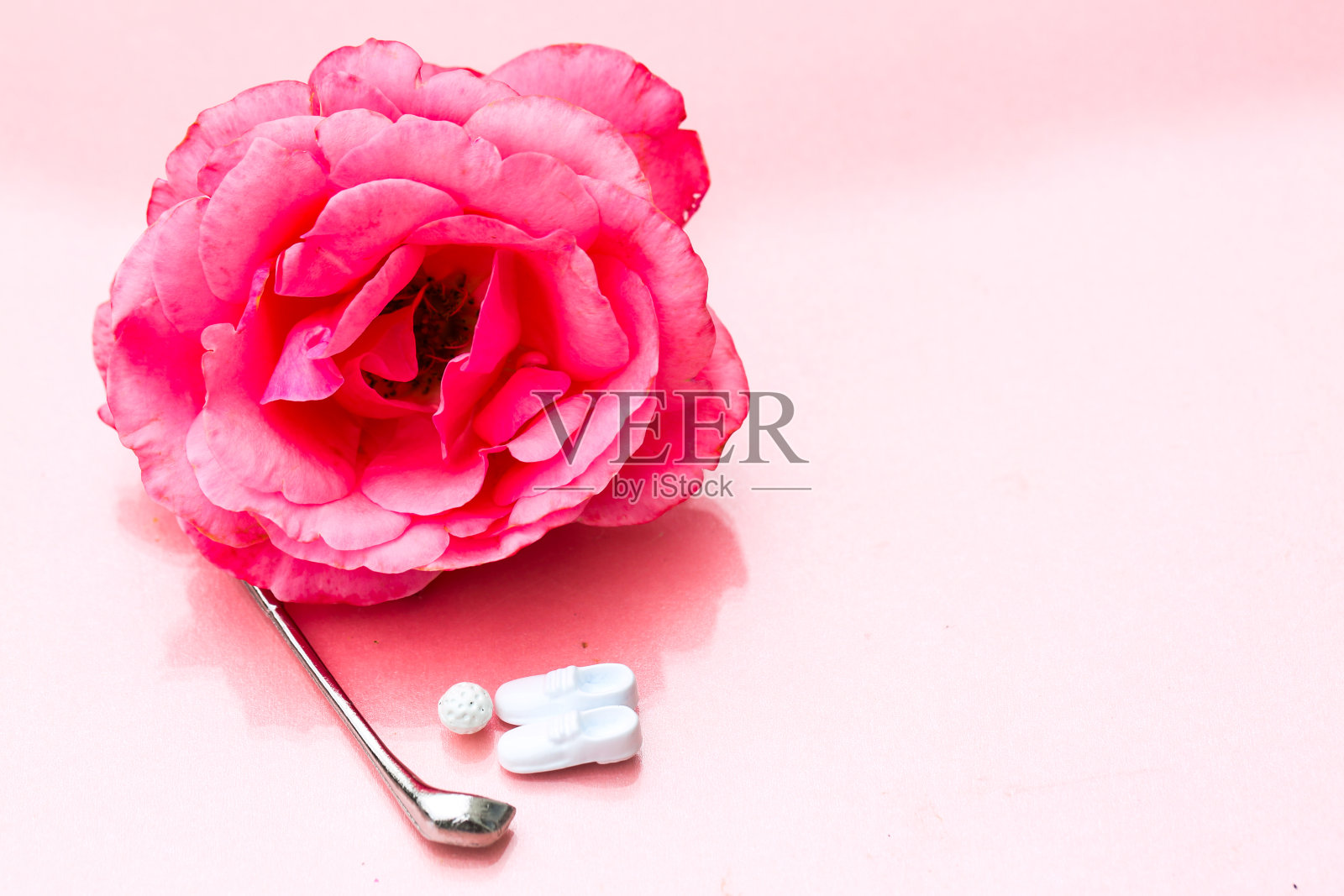 高尔夫球手的生日贺卡，带高尔夫球的高尔夫鞋照片摄影图片