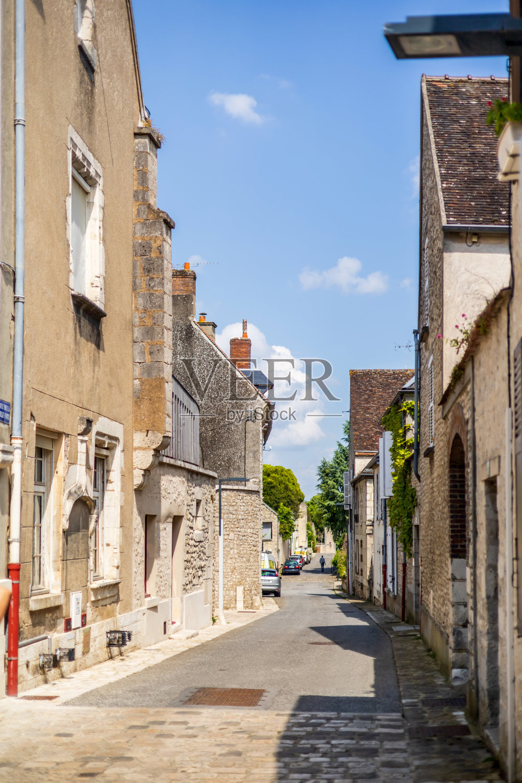 兰登城堡一条安静狭窄的街道，两旁是传统的石头建筑照片摄影图片