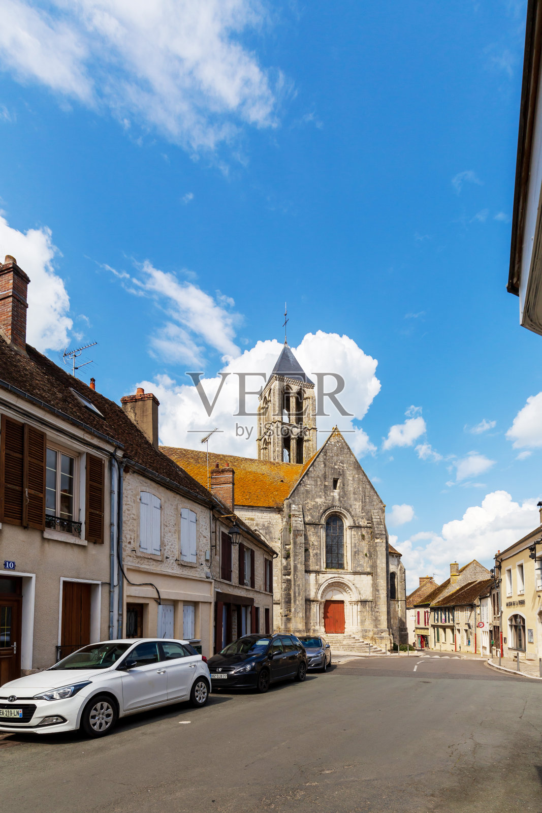 一座历史悠久的教堂自豪地矗立在迷人的兰登城堡村庄的传统房屋中照片摄影图片