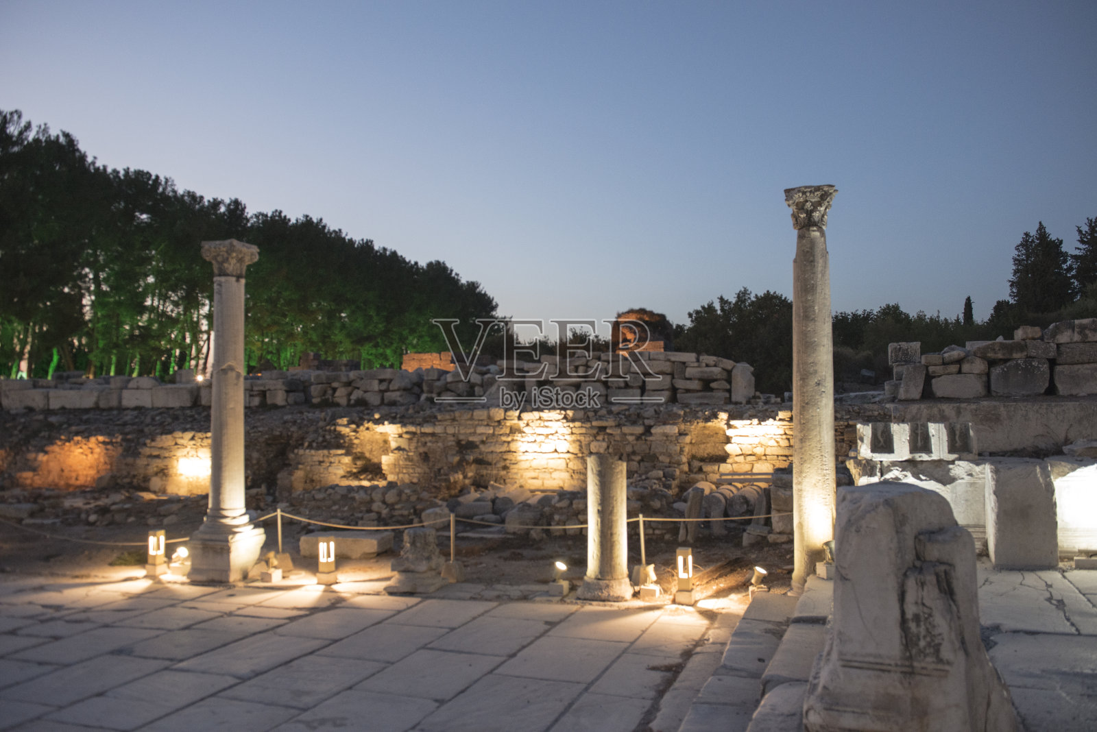 历史柱，废墟和古迹在以弗所古城在日落- İzmir /土耳其照片摄影图片