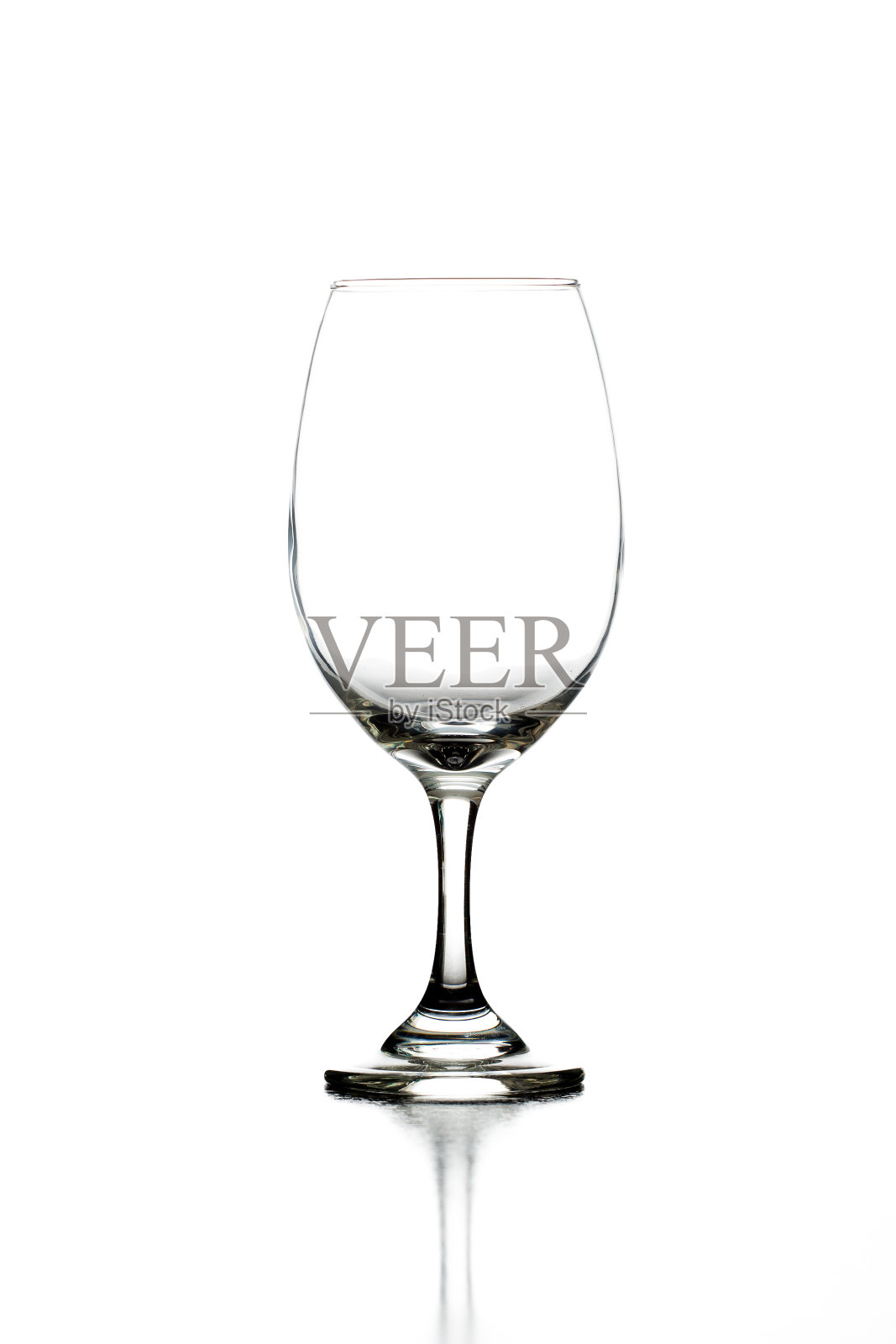 白色背景下的空酒杯照片摄影图片