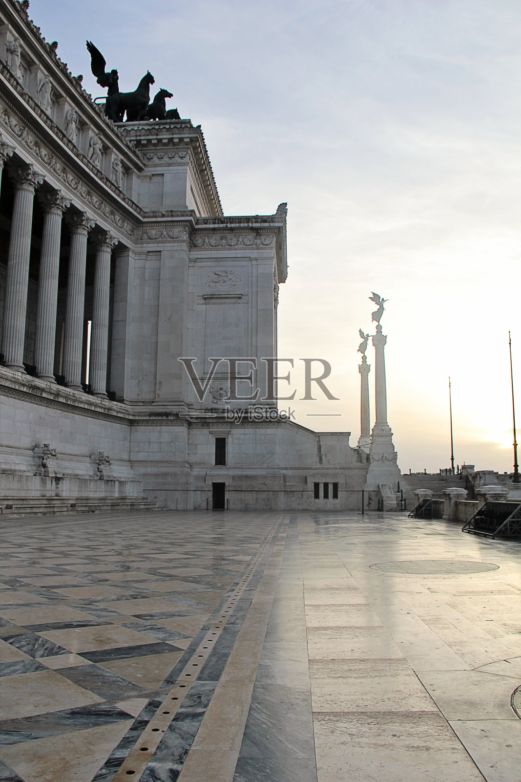 黄昏时分,意大利罗马的维托里奥·伊曼纽尔二世国家纪念碑照片摄影图片
