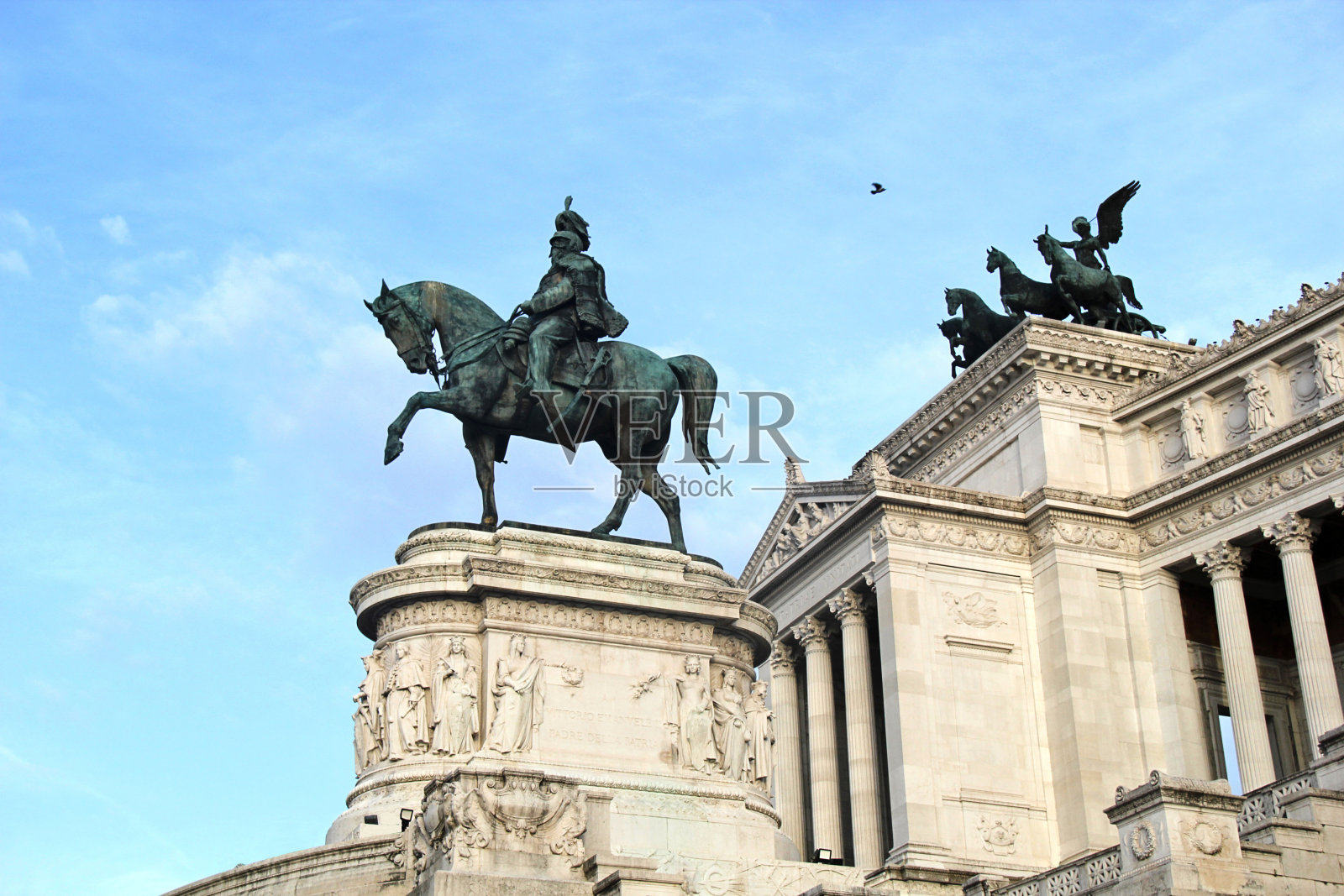 意大利罗马的维托里奥·伊曼纽尔二世纪念碑和马术雕像照片摄影图片