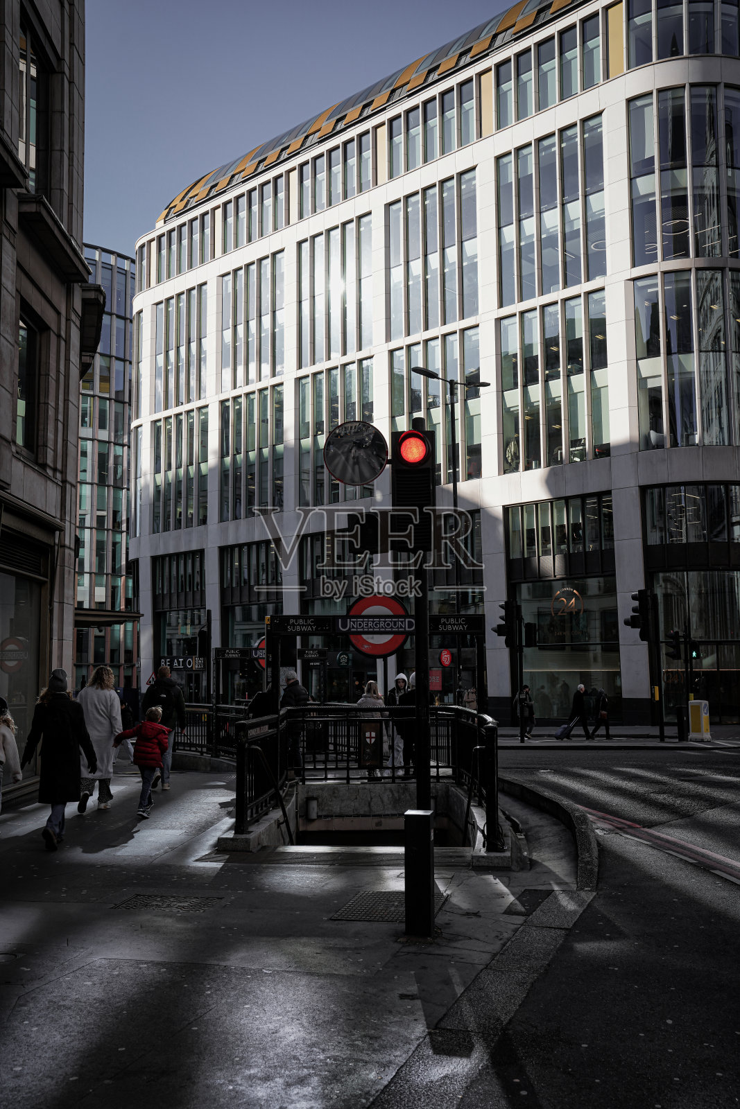 伦敦金融区东奇普街和伦敦桥附近的纪念碑地铁站照片摄影图片