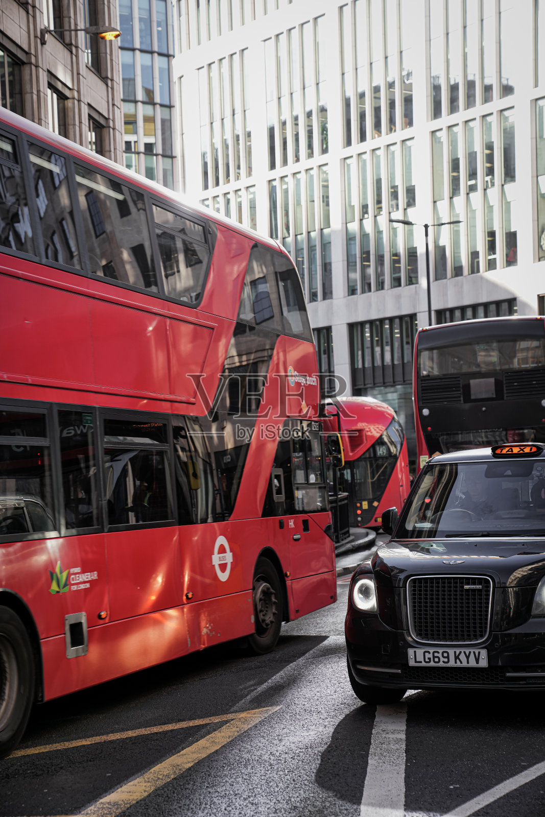 伦敦金融区东奇普街和伦敦桥附近的纪念碑地铁站照片摄影图片