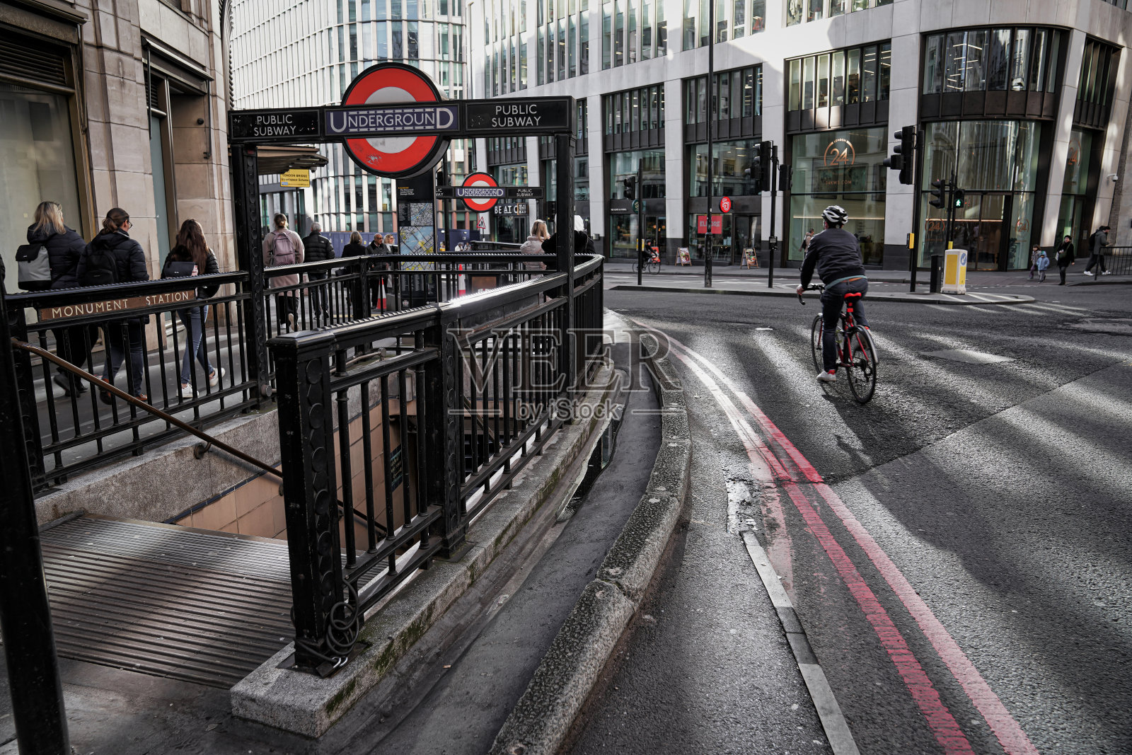 伦敦金融区东奇普街和伦敦桥附近的纪念碑地铁站照片摄影图片