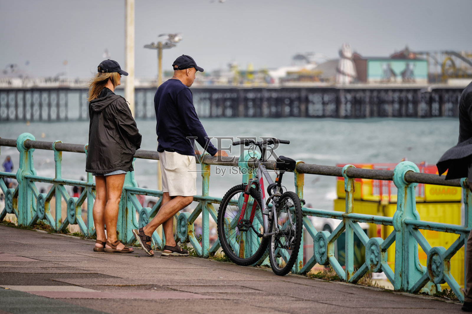 布莱顿宫码头和国王路拱门的人们，沿着英吉利海峡，布莱顿和霍夫海滨，东苏塞克斯郡，英格兰南部海岸的布莱顿海滩附近的国王路照片摄影图片