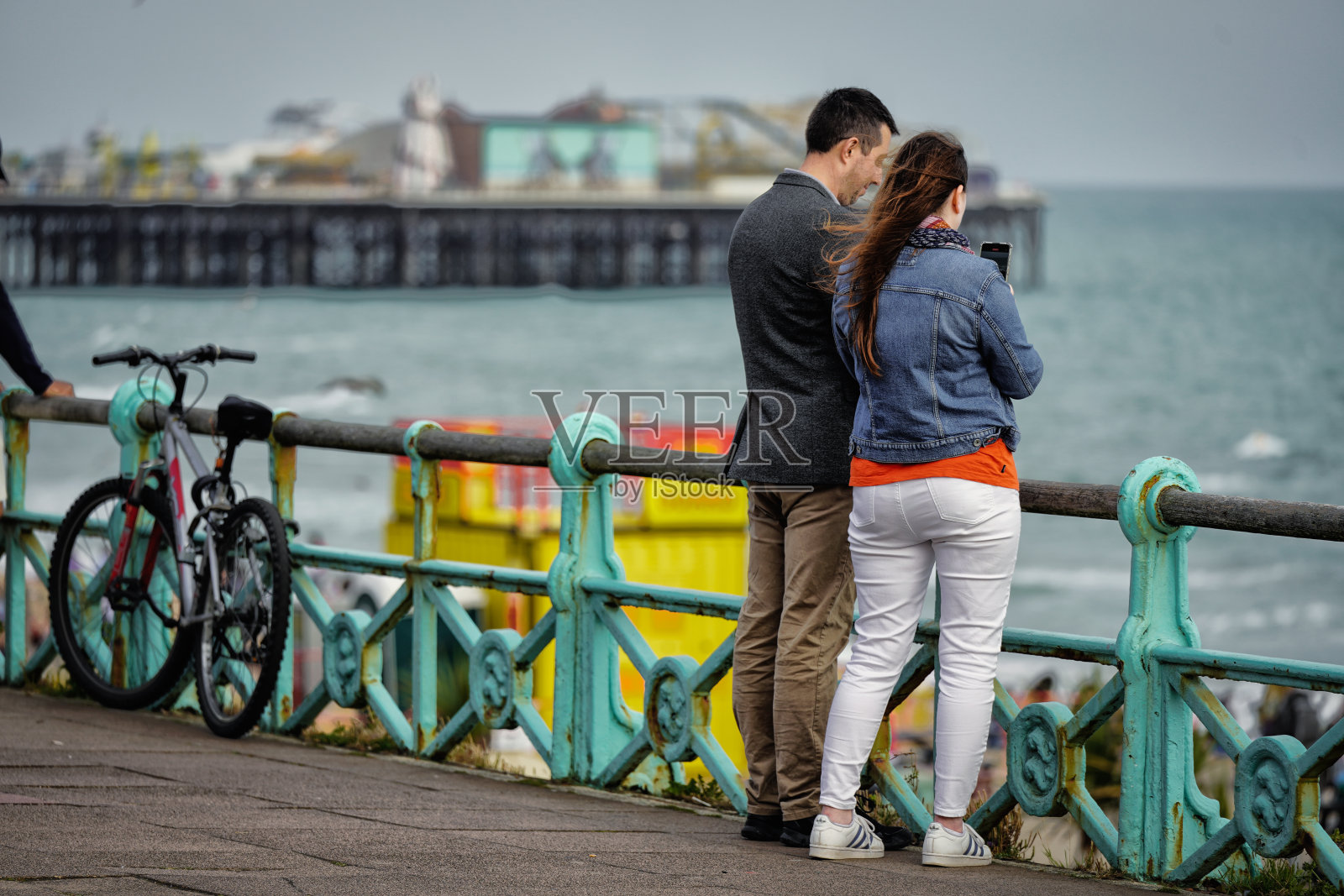 布莱顿皇宫码头、海滩与人群照片摄影图片