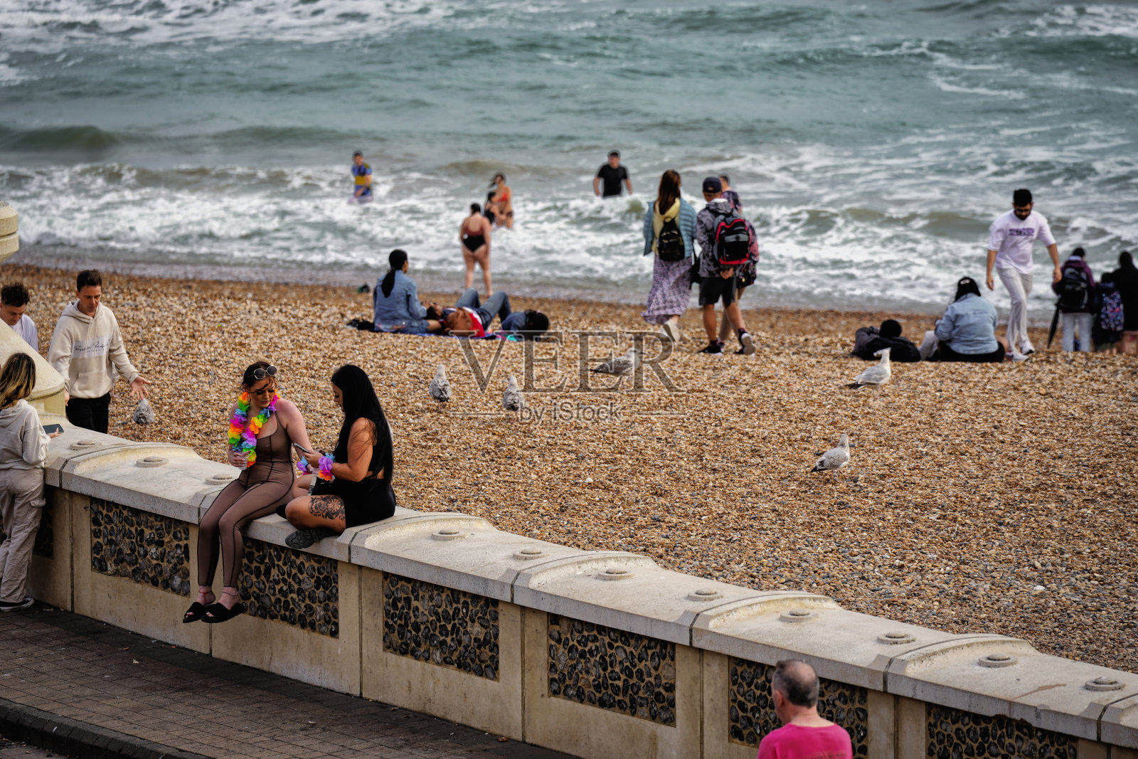 人们在布莱顿海滩沿着英吉利海峡,布莱顿和霍夫,东苏塞克斯,英格兰南部海岸照片摄影图片