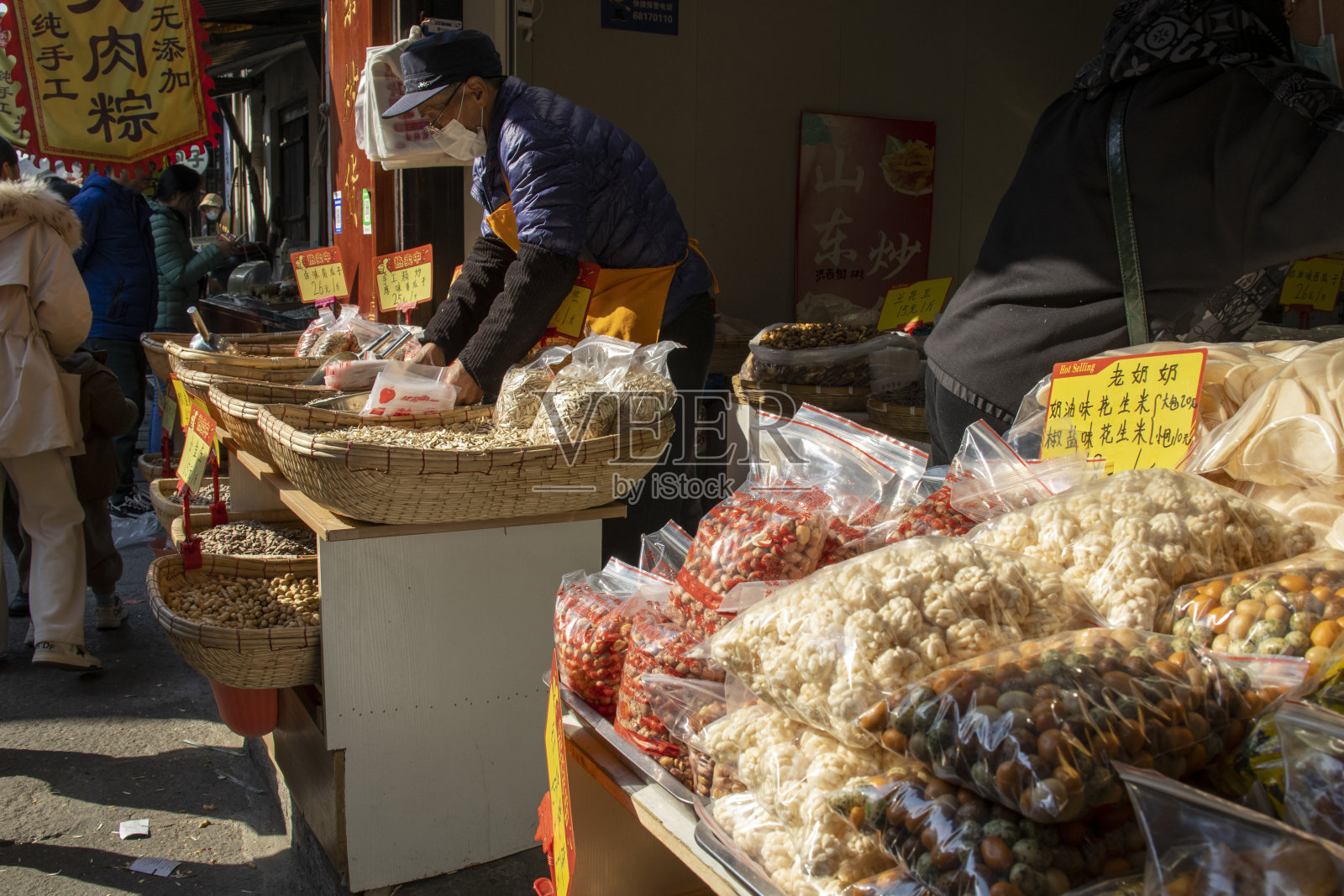 中国上海新场古镇出售的当地街头小吃。照片摄影图片