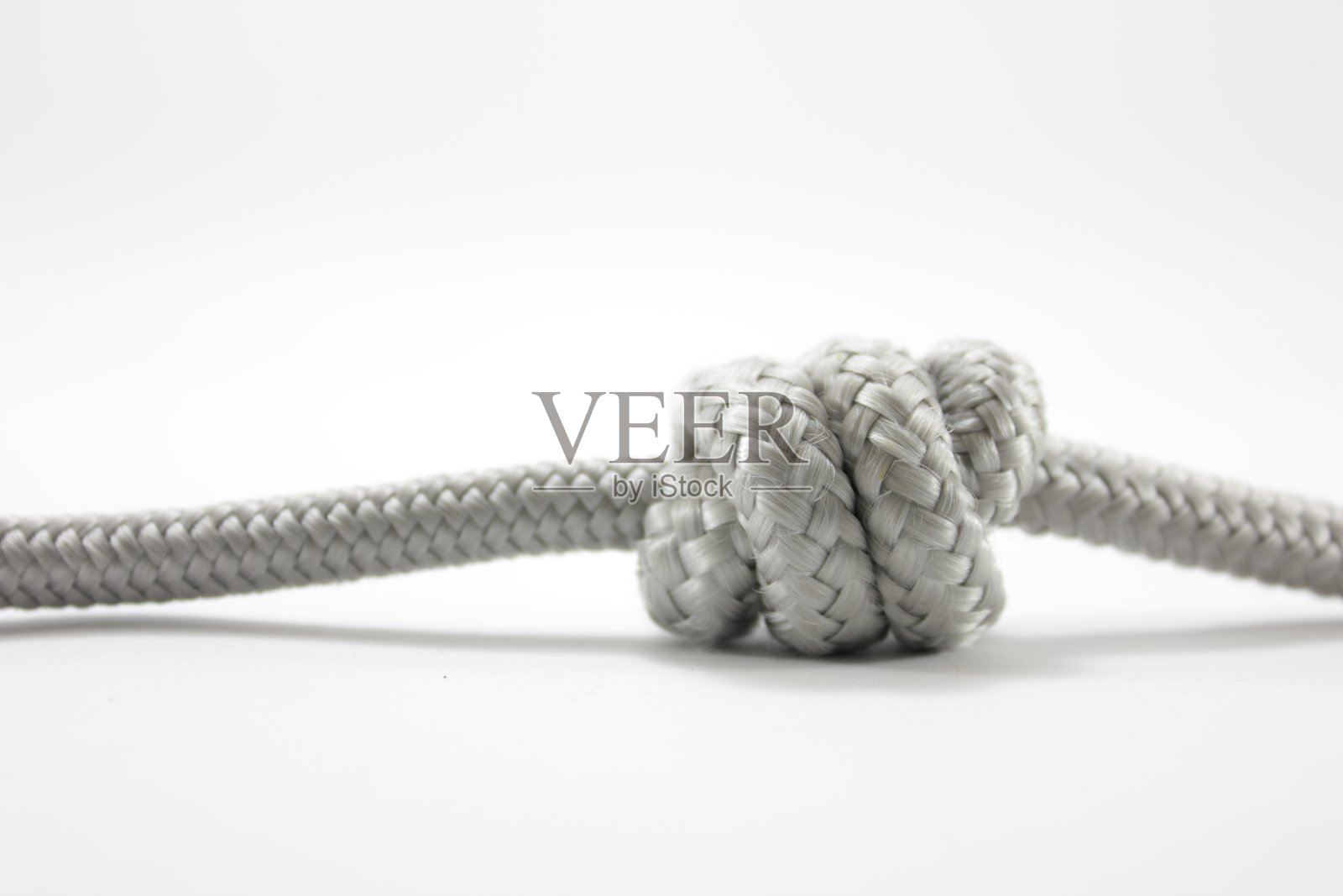绳子系在白色背景上的特写照片摄影图片