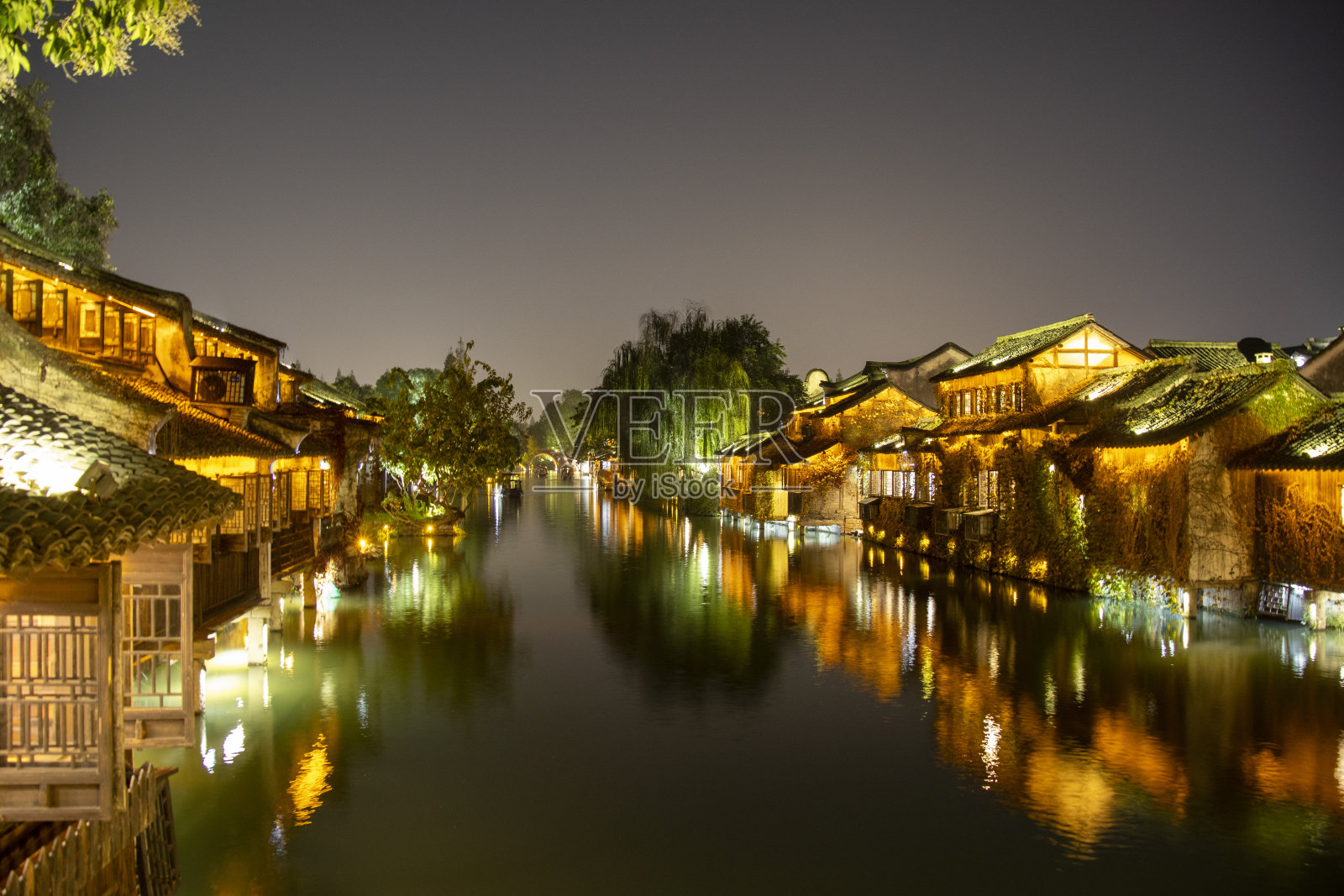中国东部浙江省乌镇的夜景照片摄影图片