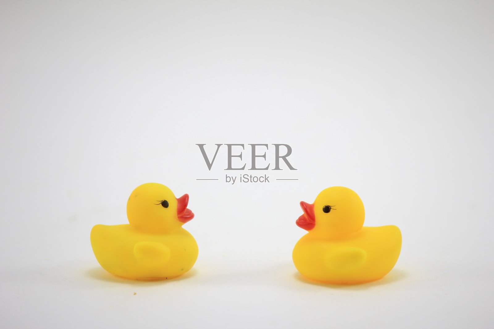 白色背景上的黄色橡皮鸭特写照片摄影图片