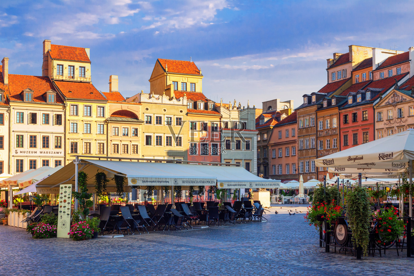 城市景观-在华沙的历史中心的老城市场与咖啡馆和餐馆的看法照片摄影图片