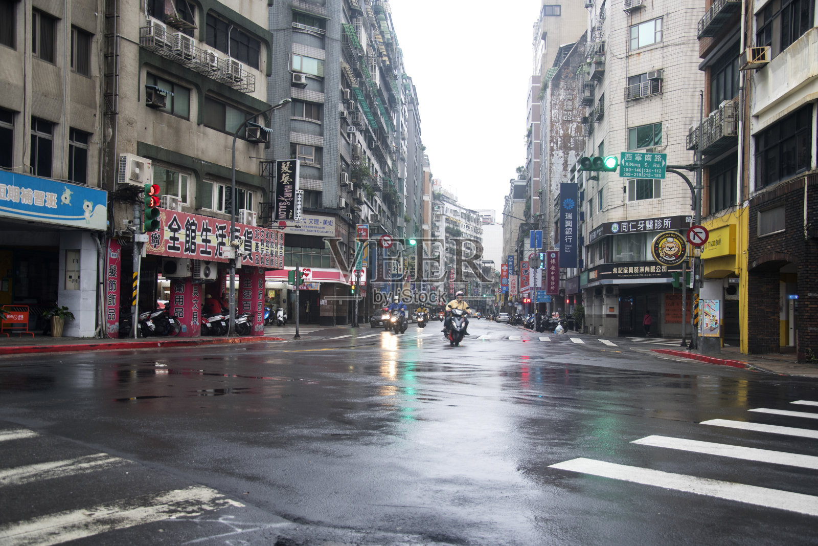 台北市街道环绕台湾西门町一带。照片摄影图片