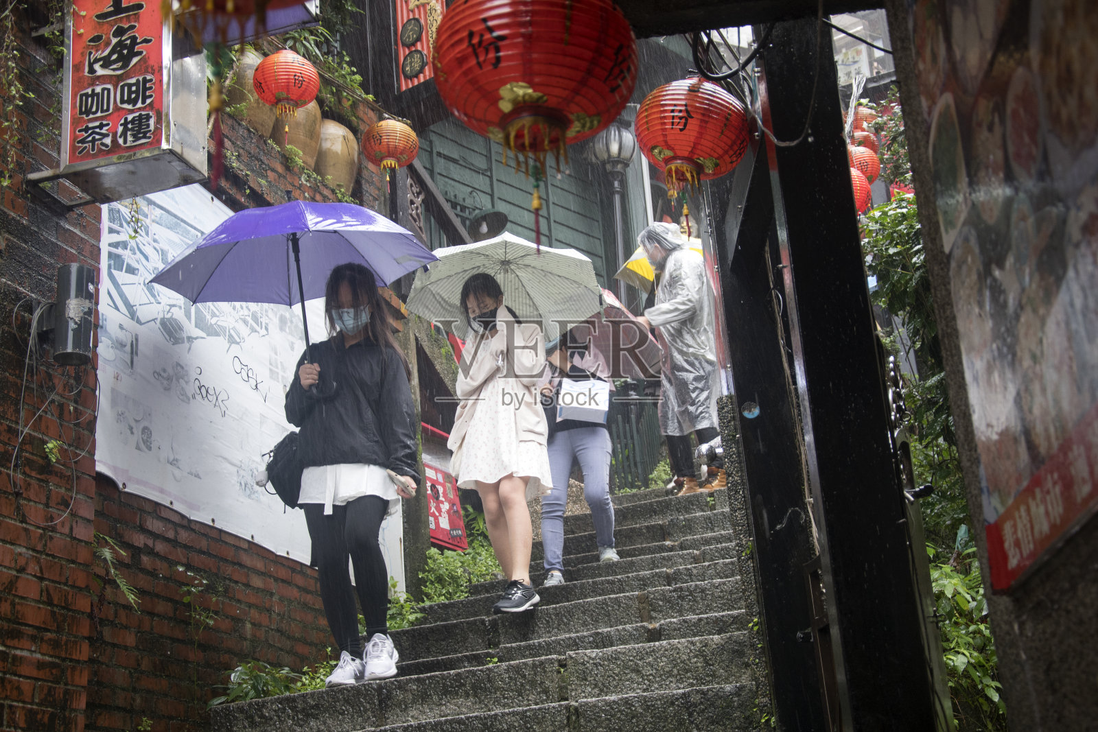 美丽的九分传统老街，红灯笼装饰照片摄影图片