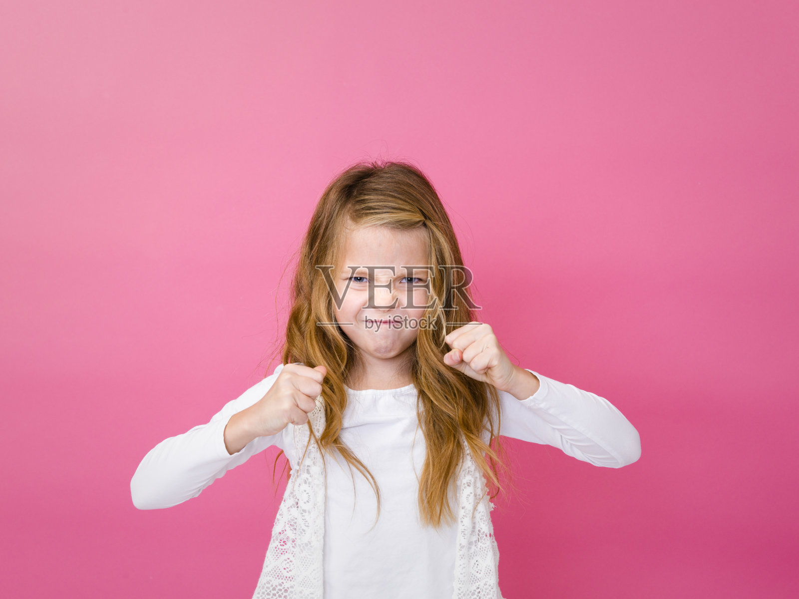 粉红色背景下的愤怒女孩照片摄影图片